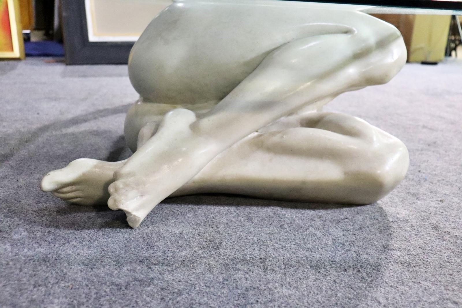 Verre Figure en marbre sculptée d'une femme nue sur une table basse avec dessus en verre  en vente