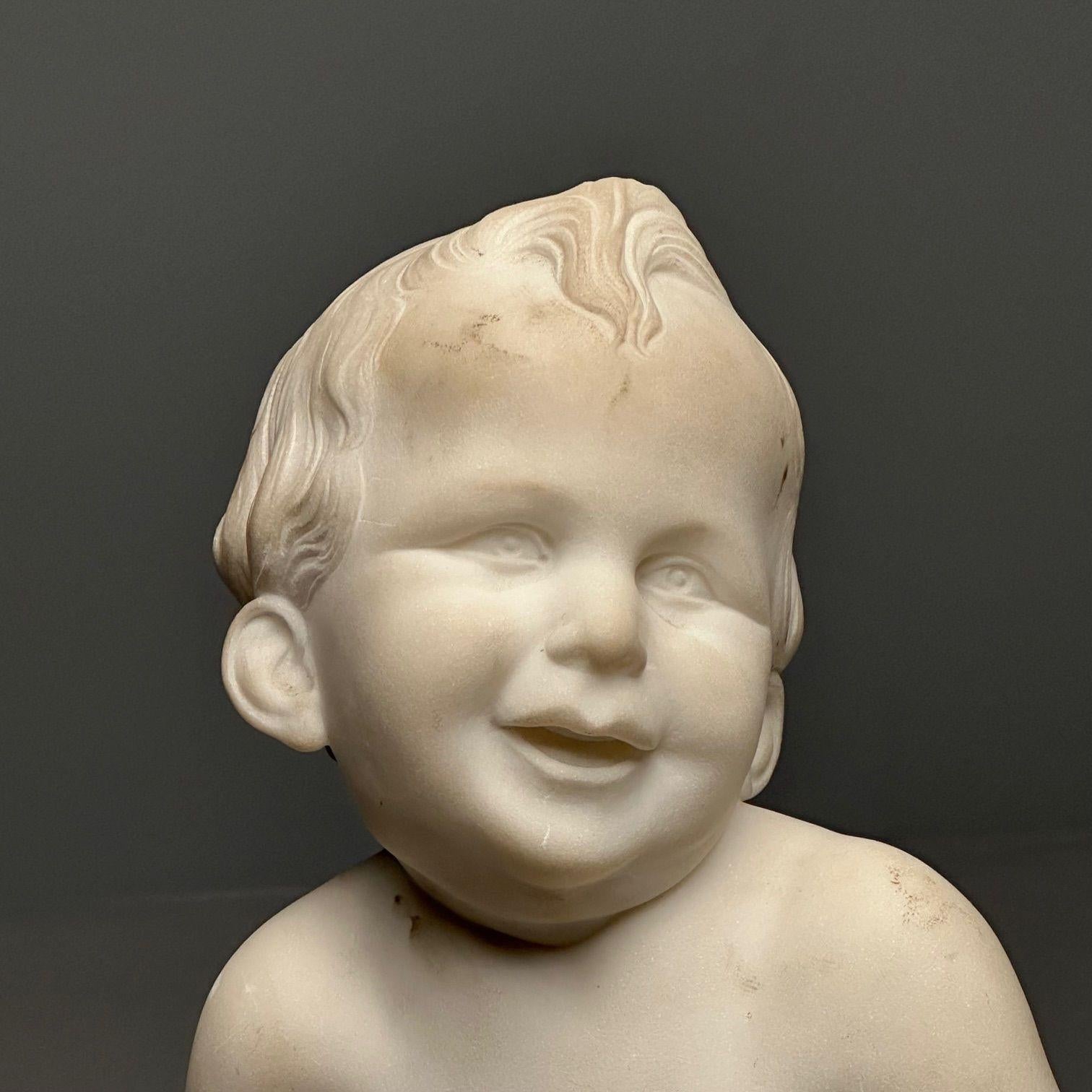 Statue d'un enfant nu assis en marbre sculpté, 19e/début du 20e siècle en vente 5