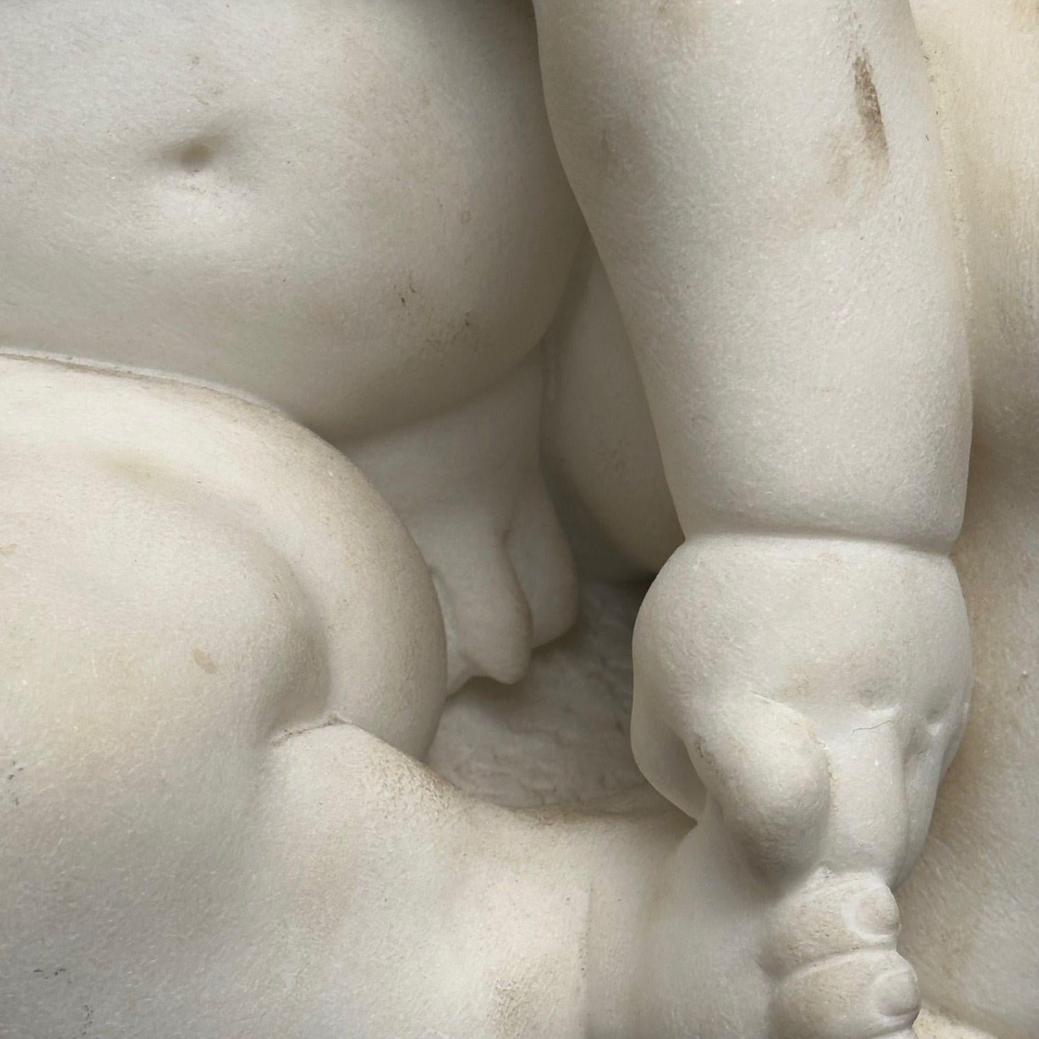Statue d'un enfant nu assis en marbre sculpté, 19e/début du 20e siècle en vente 7
