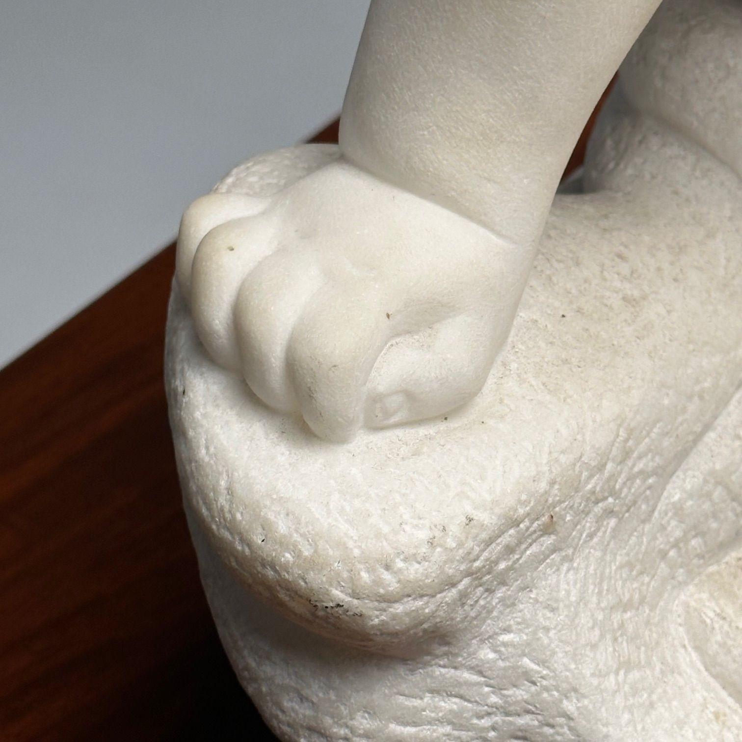 Statue d'un enfant nu assis en marbre sculpté, 19e/début du 20e siècle en vente 8