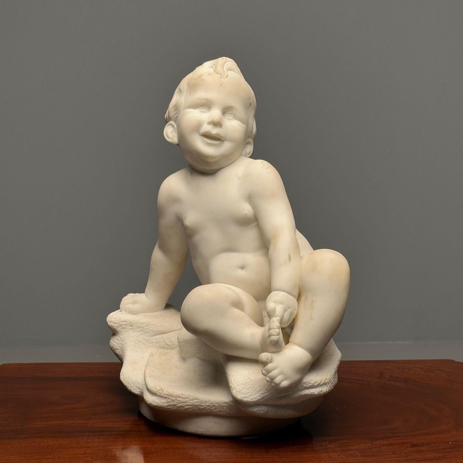École de Barbizon Statue d'un enfant nu assis en marbre sculpté, 19e/début du 20e siècle en vente