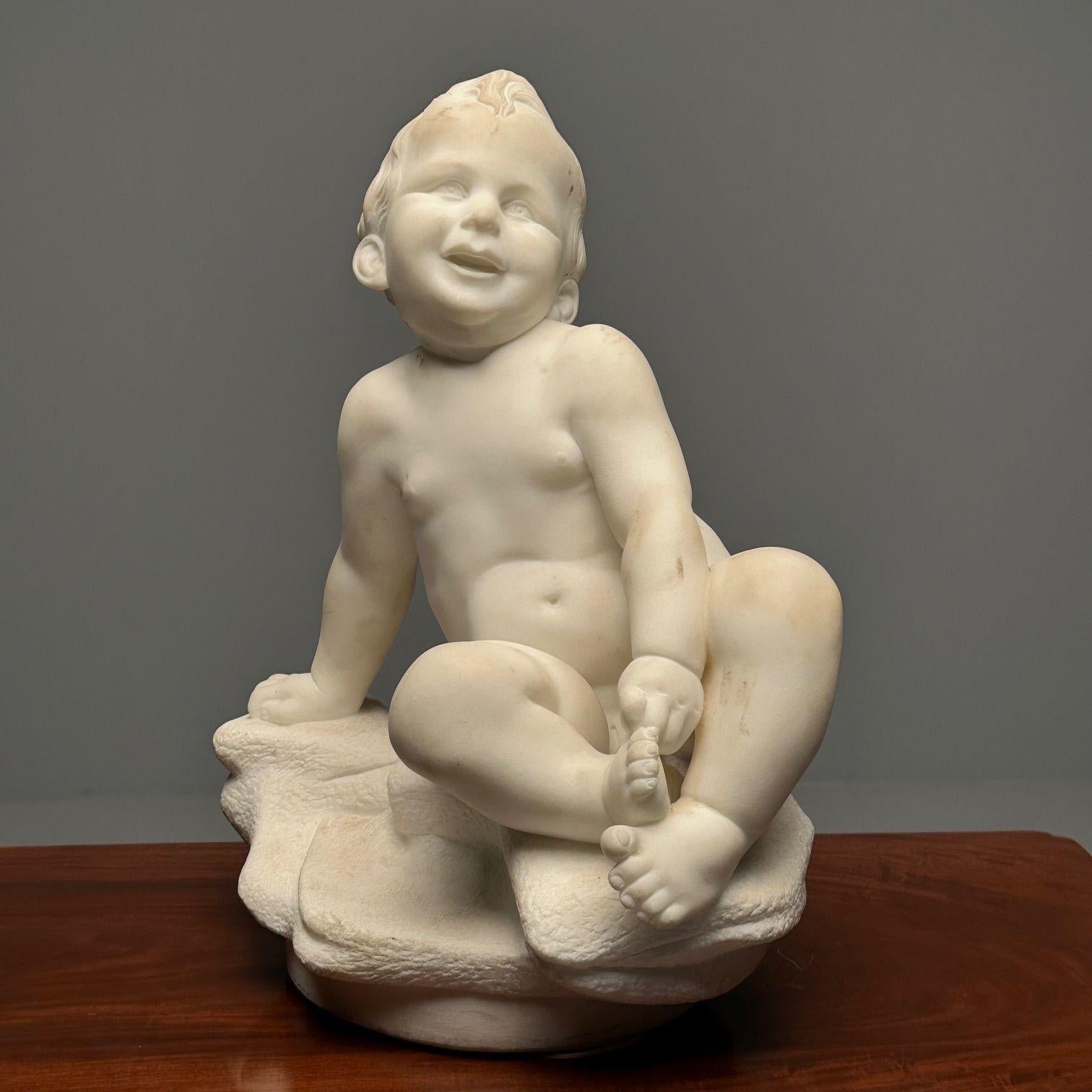 20ième siècle Statue d'un enfant nu assis en marbre sculpté, 19e/début du 20e siècle en vente