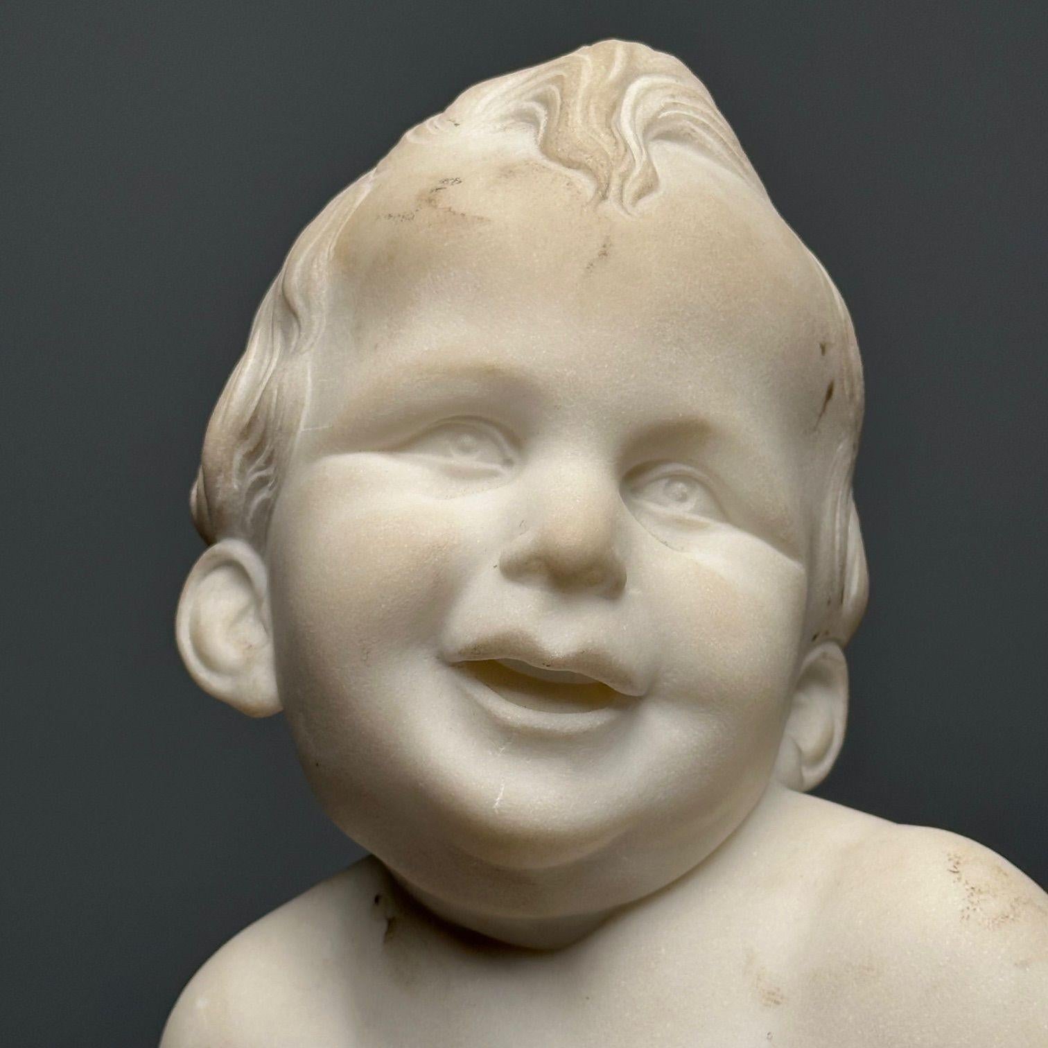 Statue d'un enfant nu assis en marbre sculpté, 19e/début du 20e siècle en vente 1