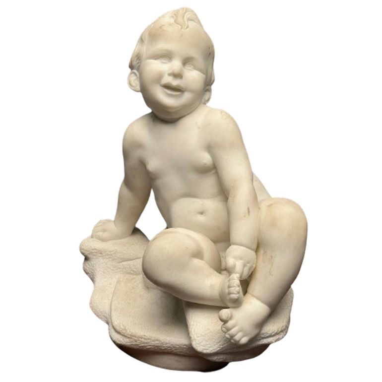 Statue d'un enfant nu assis en marbre sculpté, 19e/début du 20e siècle