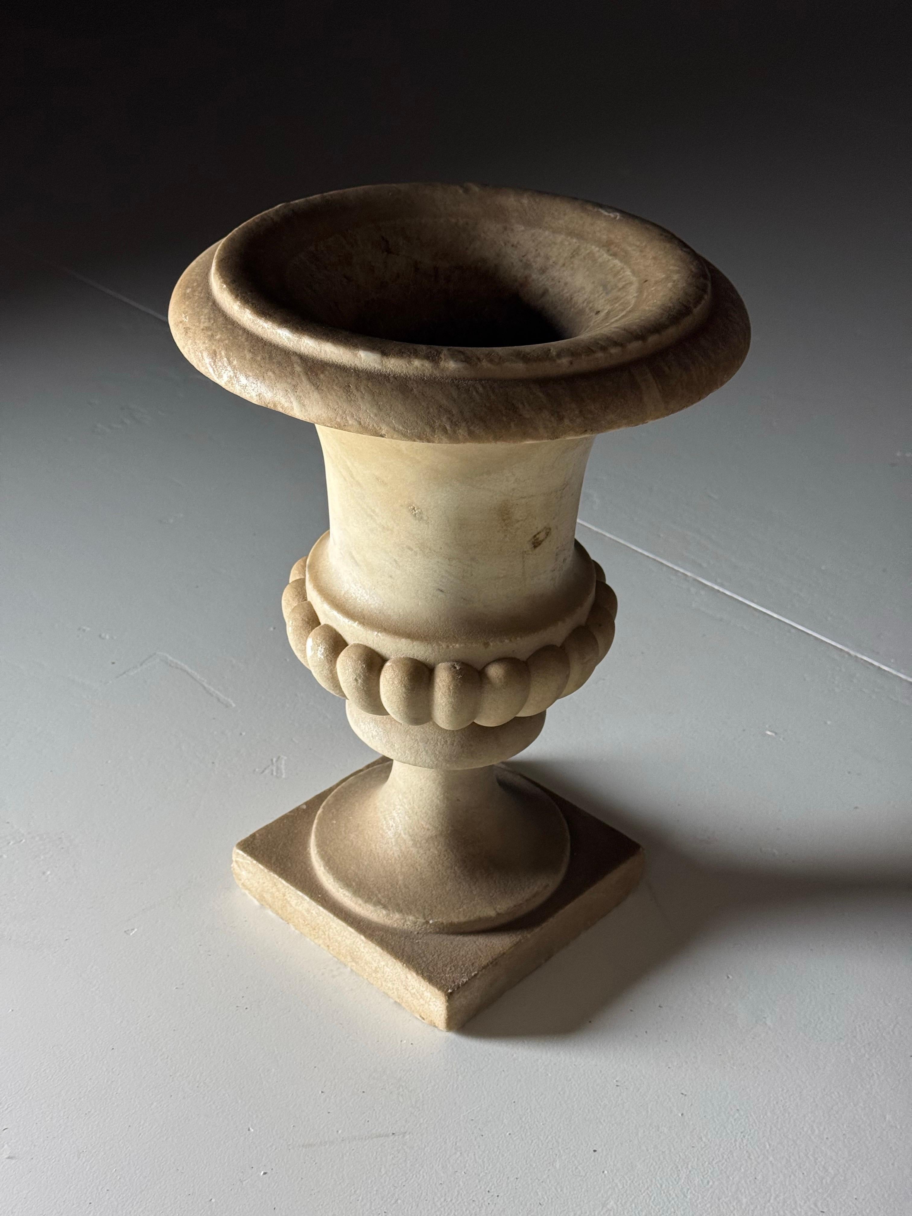 Jardiniere/Vase aus massivem Marmor aus dem frühen 20. Jahrhundert. Schöne Farbe und Patina. Noch völlig intakt.

Abmessungen: 29ø x 40H