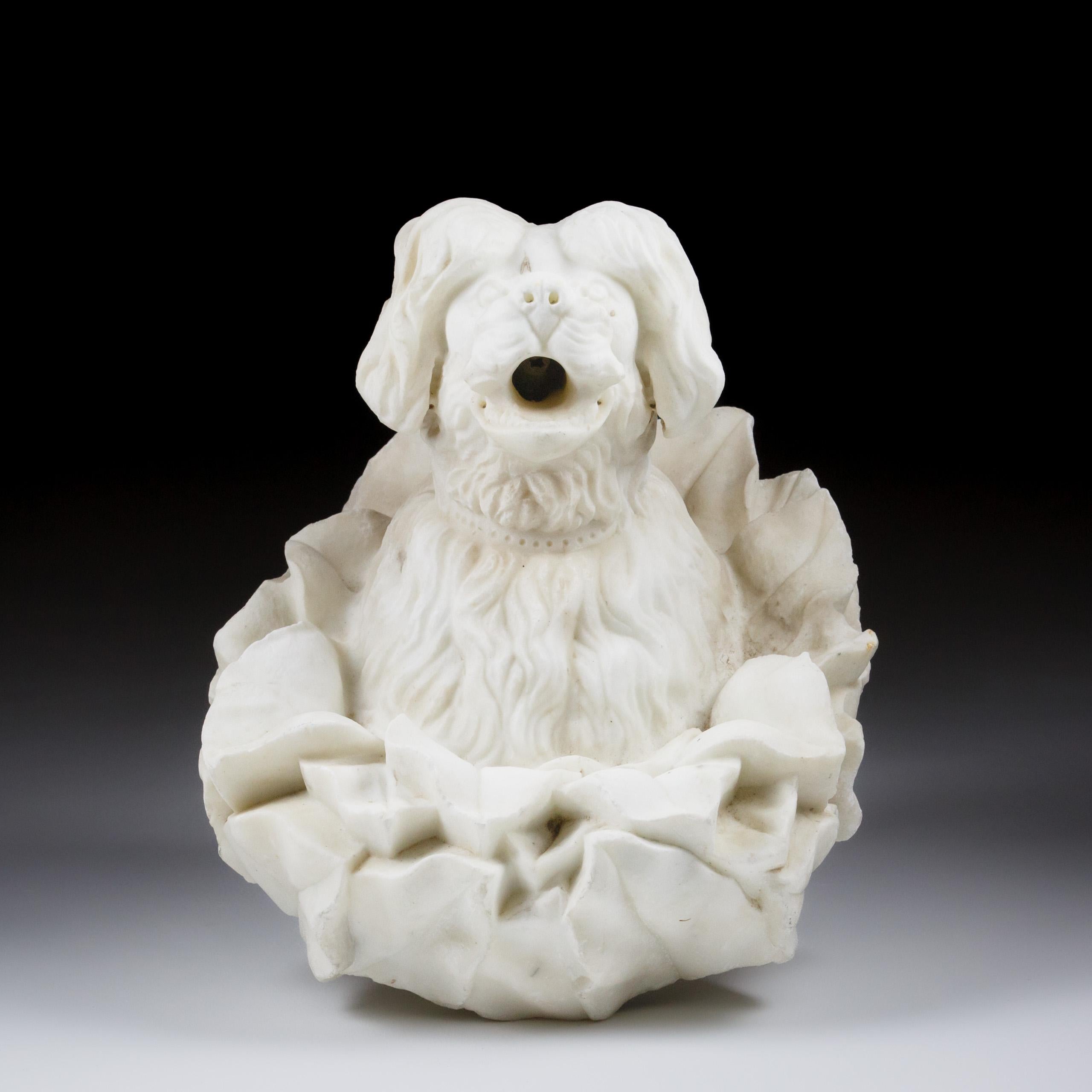 Caño de fuente mural de mármol tallado Lagotto Romagnolo Perro en Bastante bueno estado para la venta en Pease pottage, West Sussex