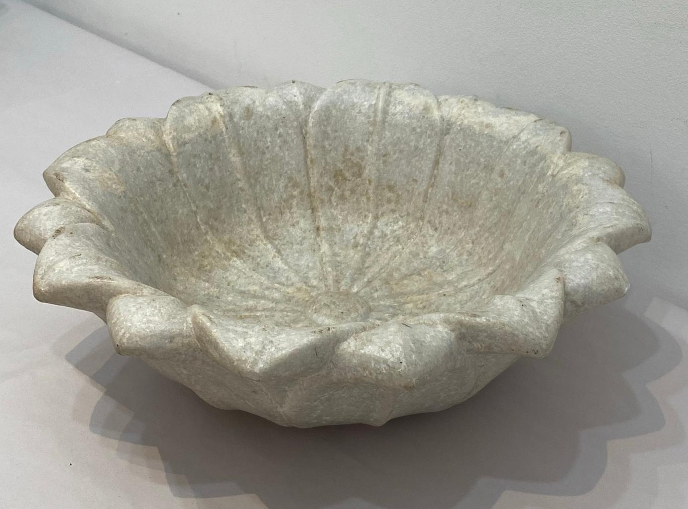 Carved Marble Lotus Bowl In Good Condition For Sale In West Palm Beach, FL