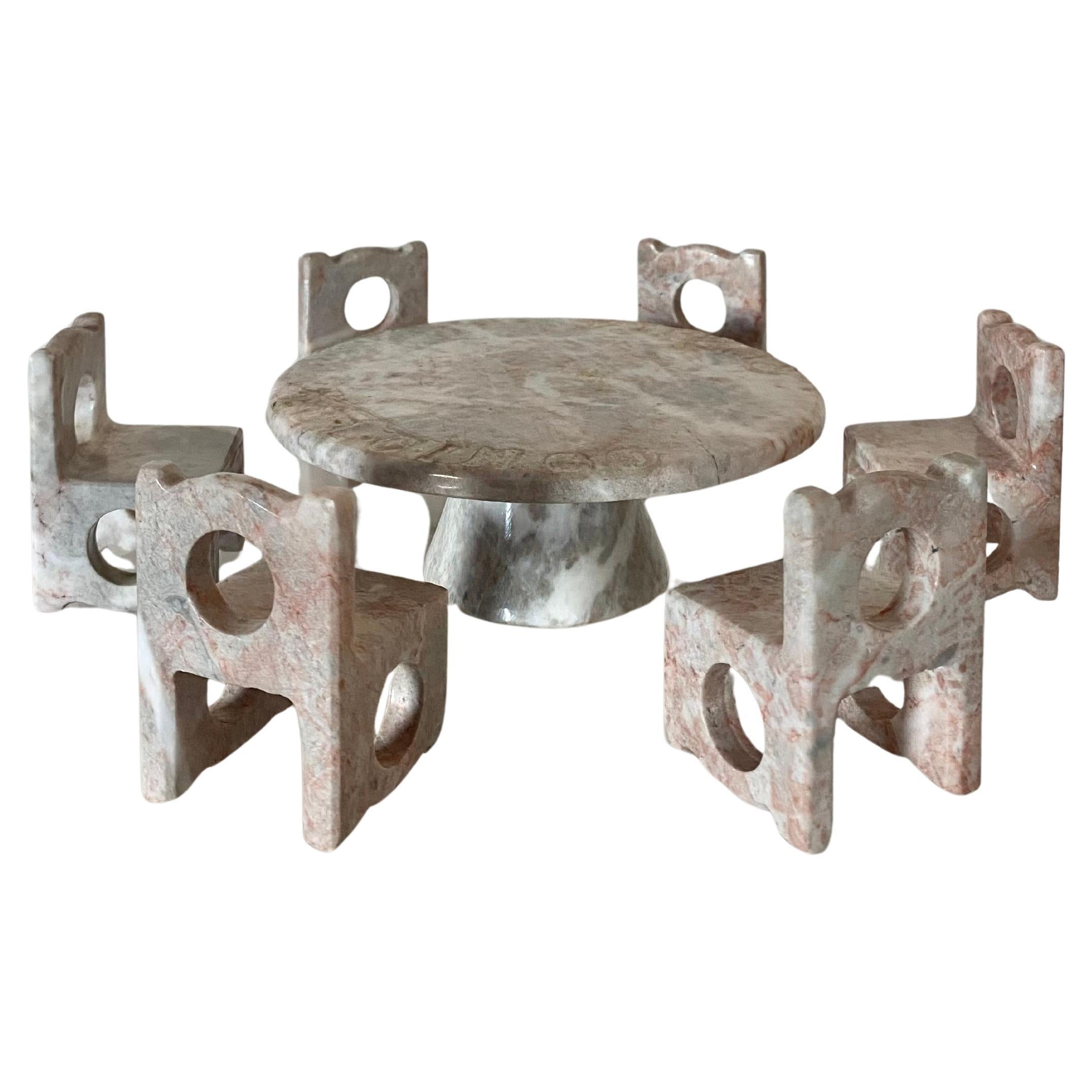 Tavolo in miniatura in marmo intagliato + sedie in vendita