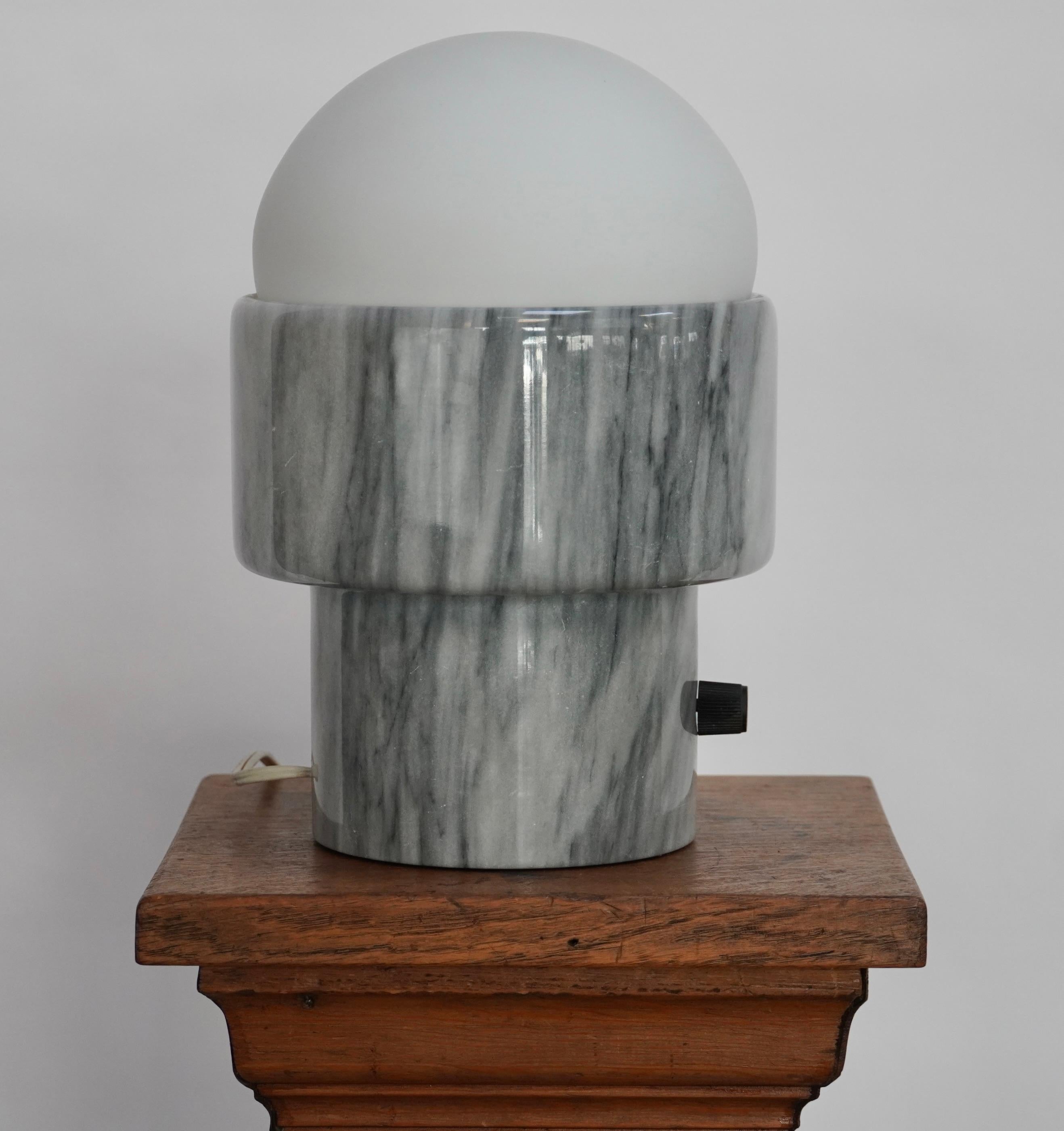 Moderne Lampe de table moderniste en marbre sculpté, circa 1970 en vente