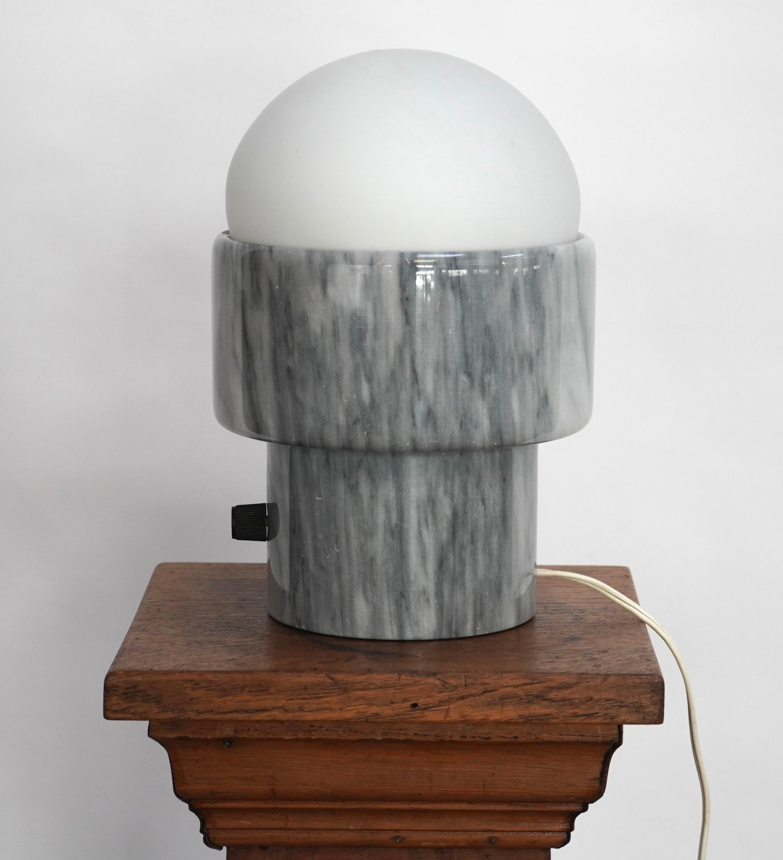 Américain Lampe de table moderniste en marbre sculpté, circa 1970 en vente