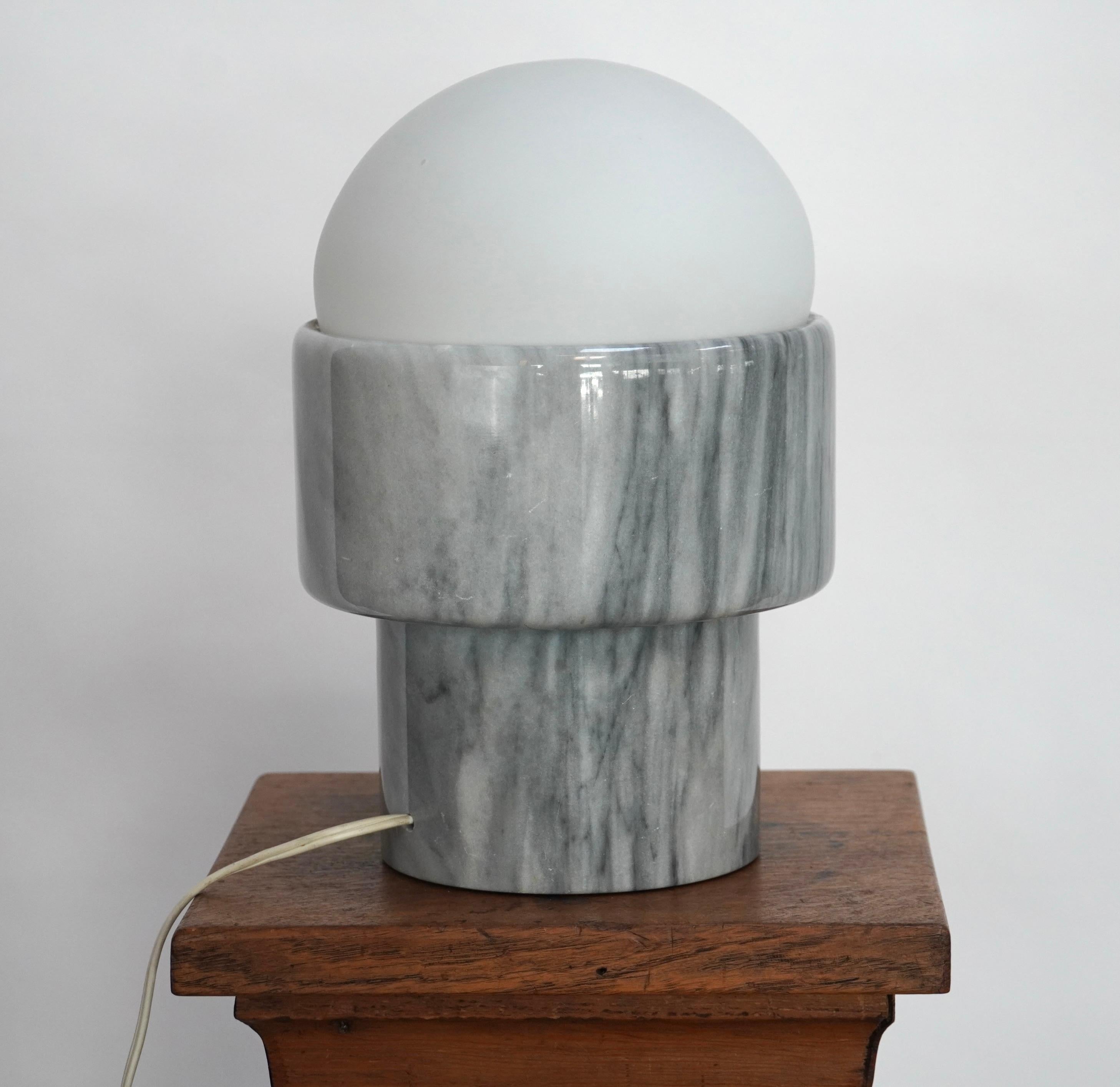 Sculpté à la main Lampe de table moderniste en marbre sculpté, circa 1970 en vente
