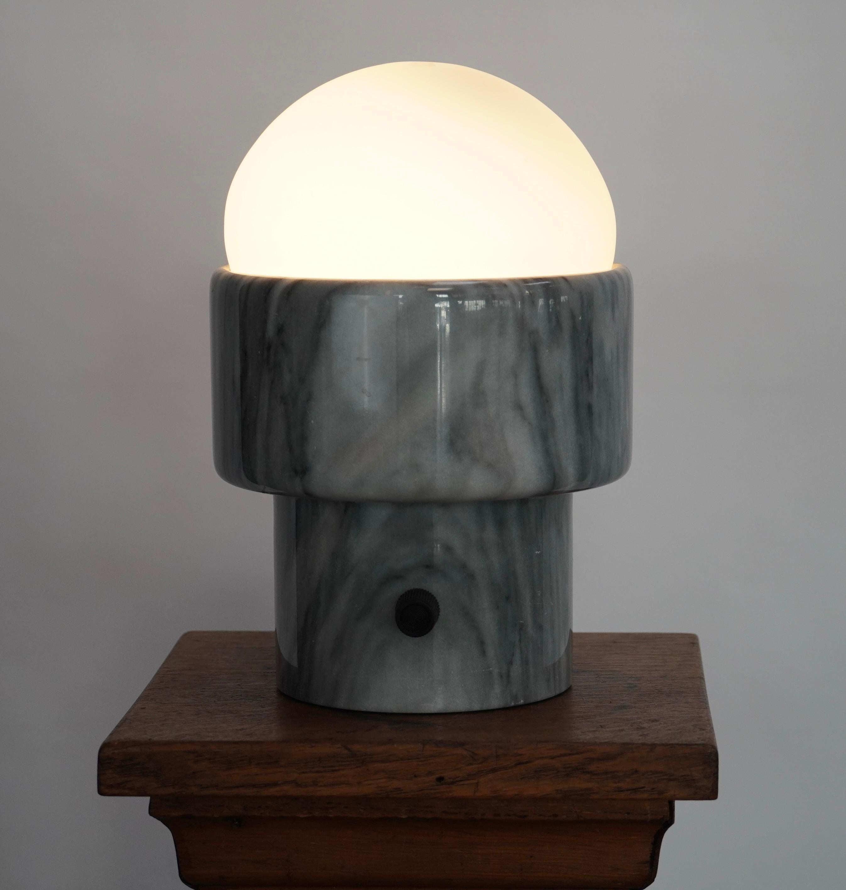 Lampe de table moderniste en marbre sculpté, circa 1970 Bon état - En vente à Oakland, CA