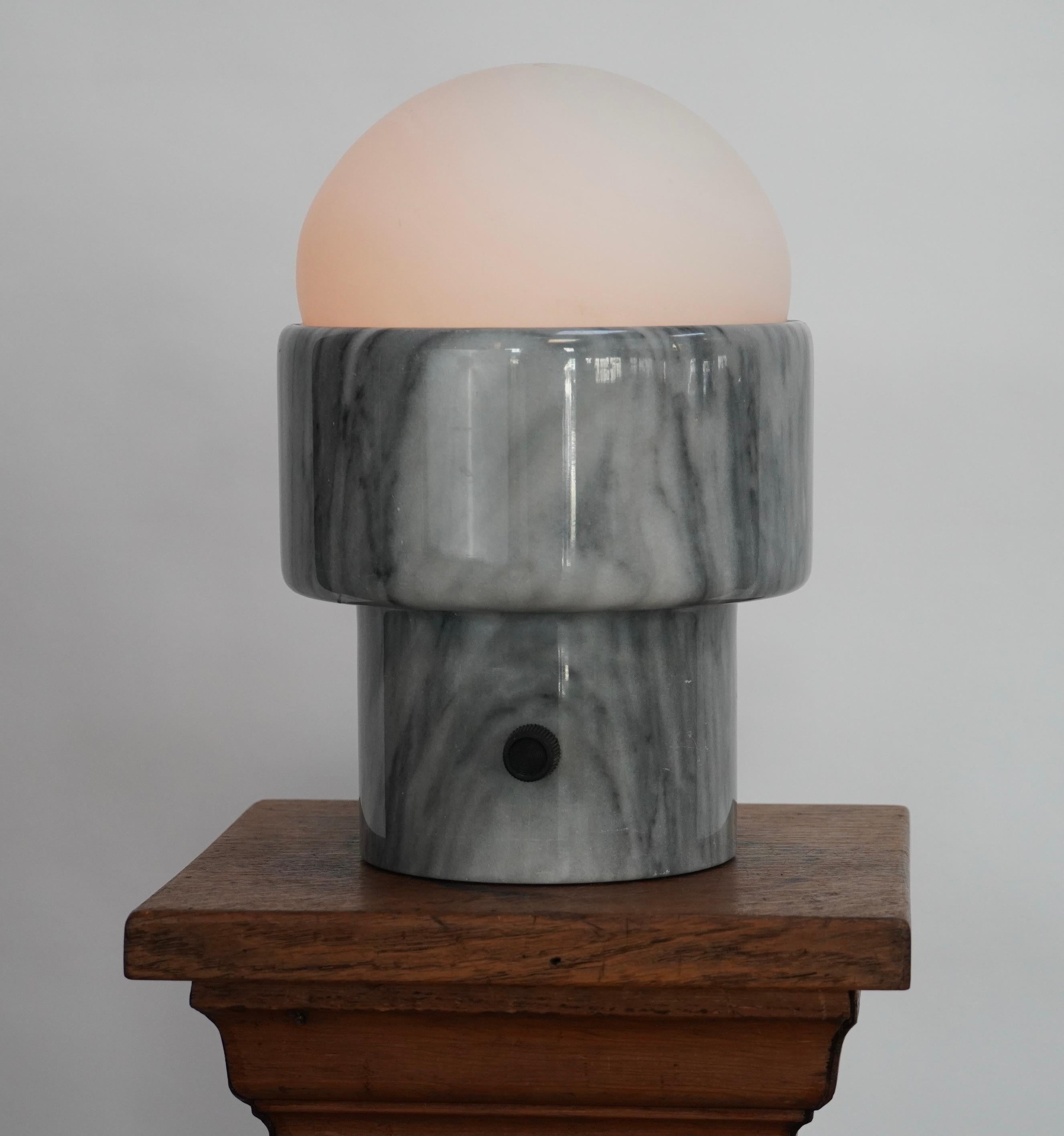 Fin du 20e siècle Lampe de table moderniste en marbre sculpté, circa 1970 en vente