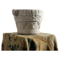 Mortero de mármol tallado con decoraciones geométricas polilobuladas y hojas de acanto -