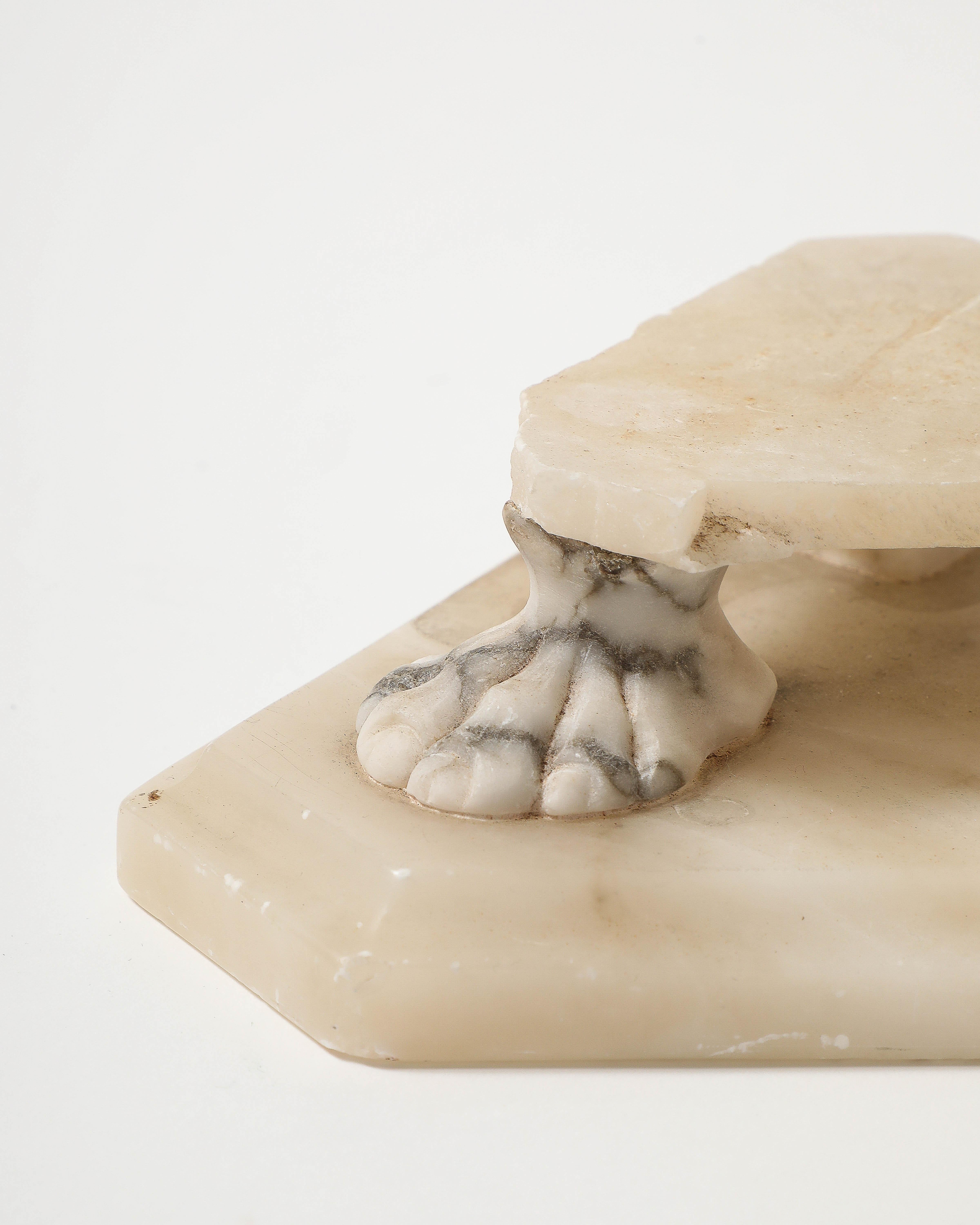 Geschnitzter Marmorsockel mit Löwentatzenmotiv im Angebot 6