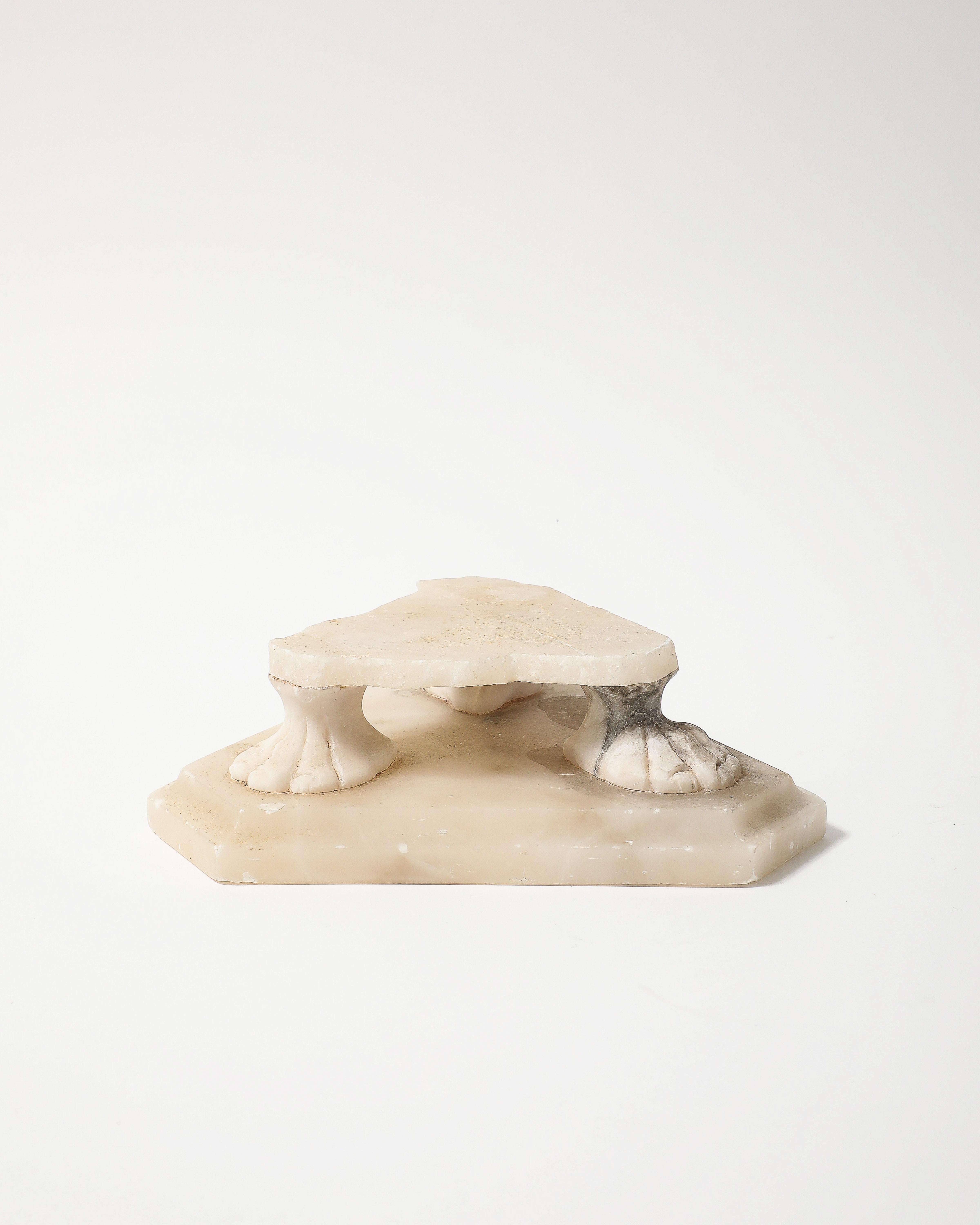 Geschnitzter Marmorsockel mit Löwentatzenmotiv im Angebot 7