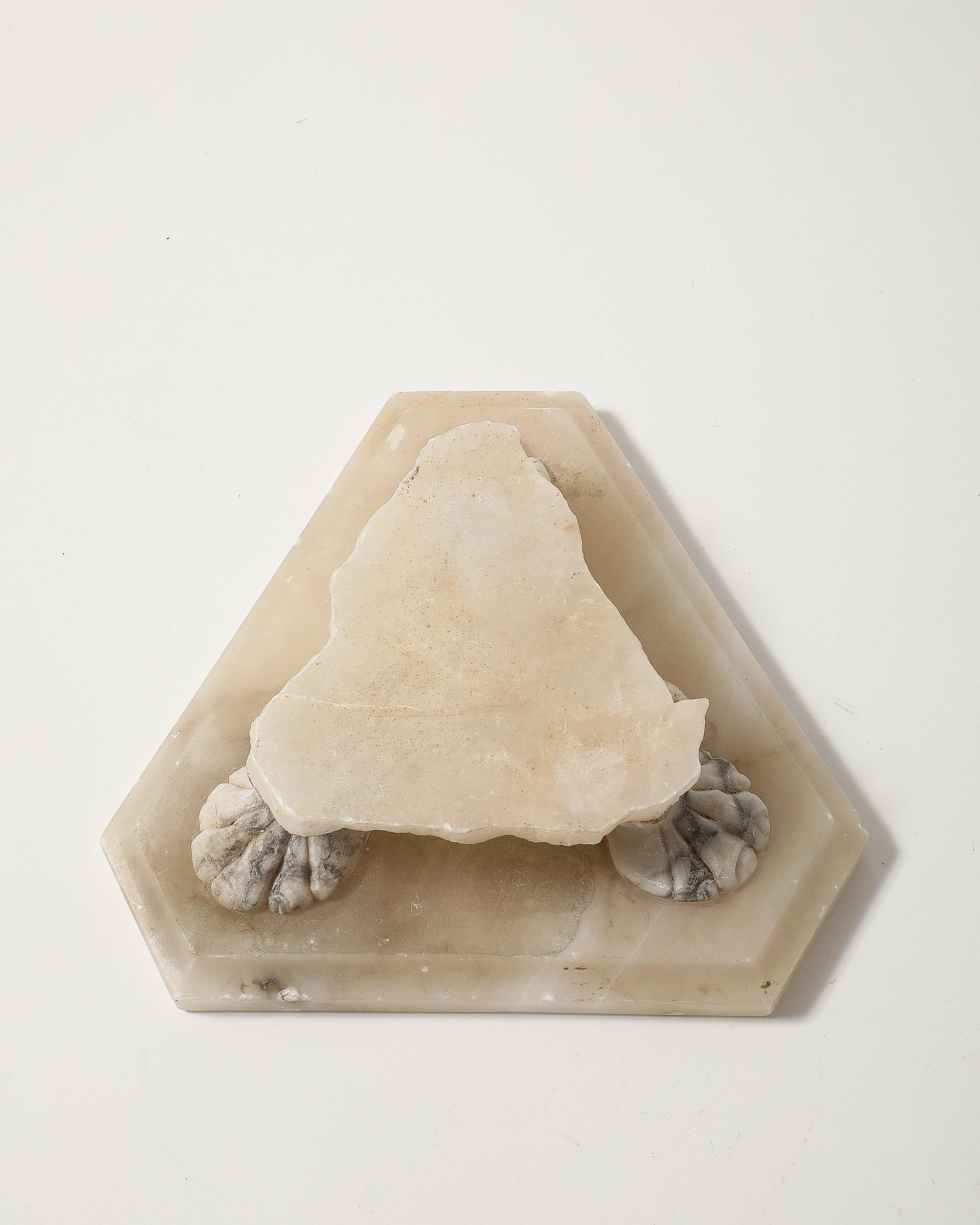 Geschnitzter Marmorsockel mit Löwentatzenmotiv im Angebot 8