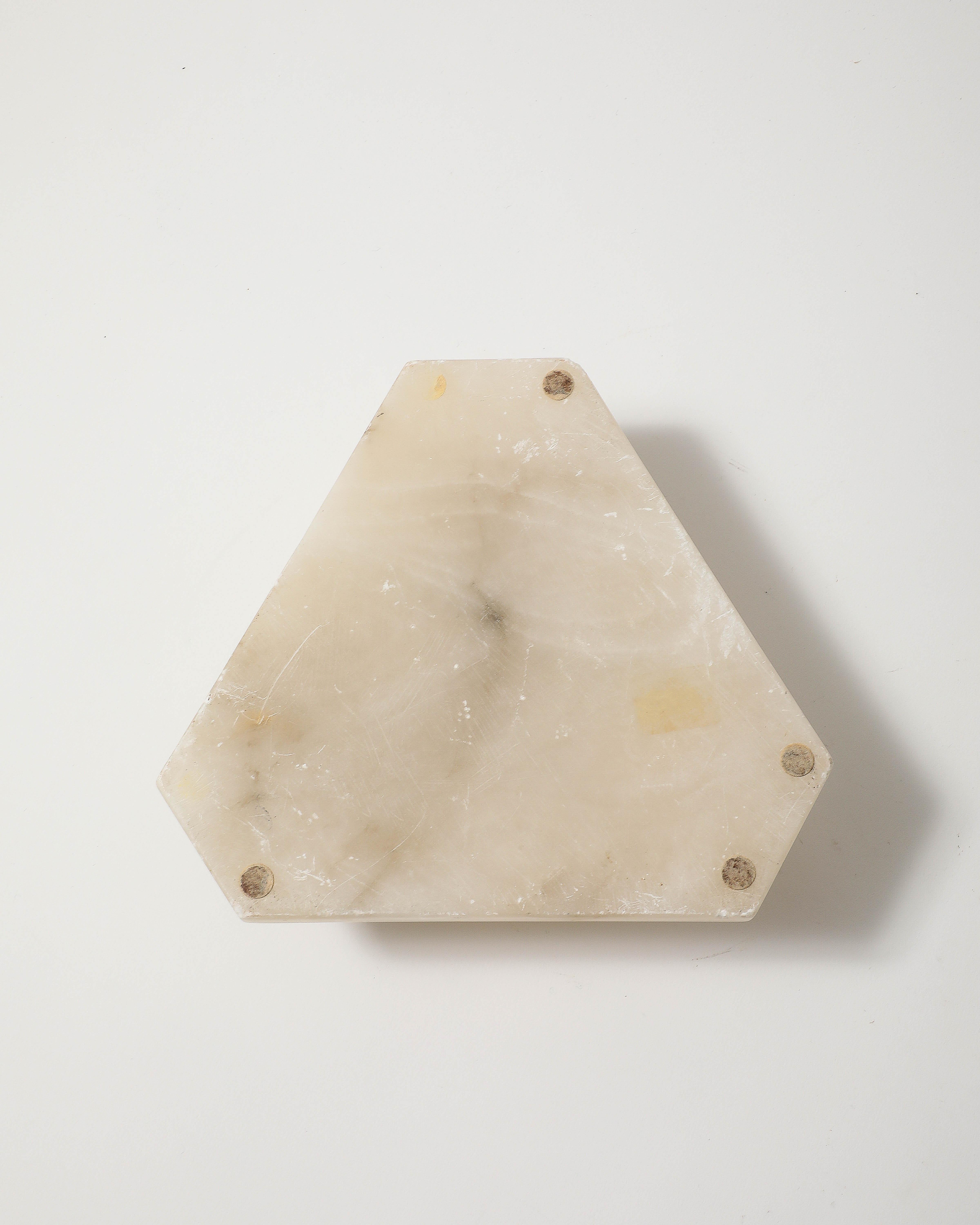 Geschnitzter Marmorsockel mit Löwentatzenmotiv im Angebot 9