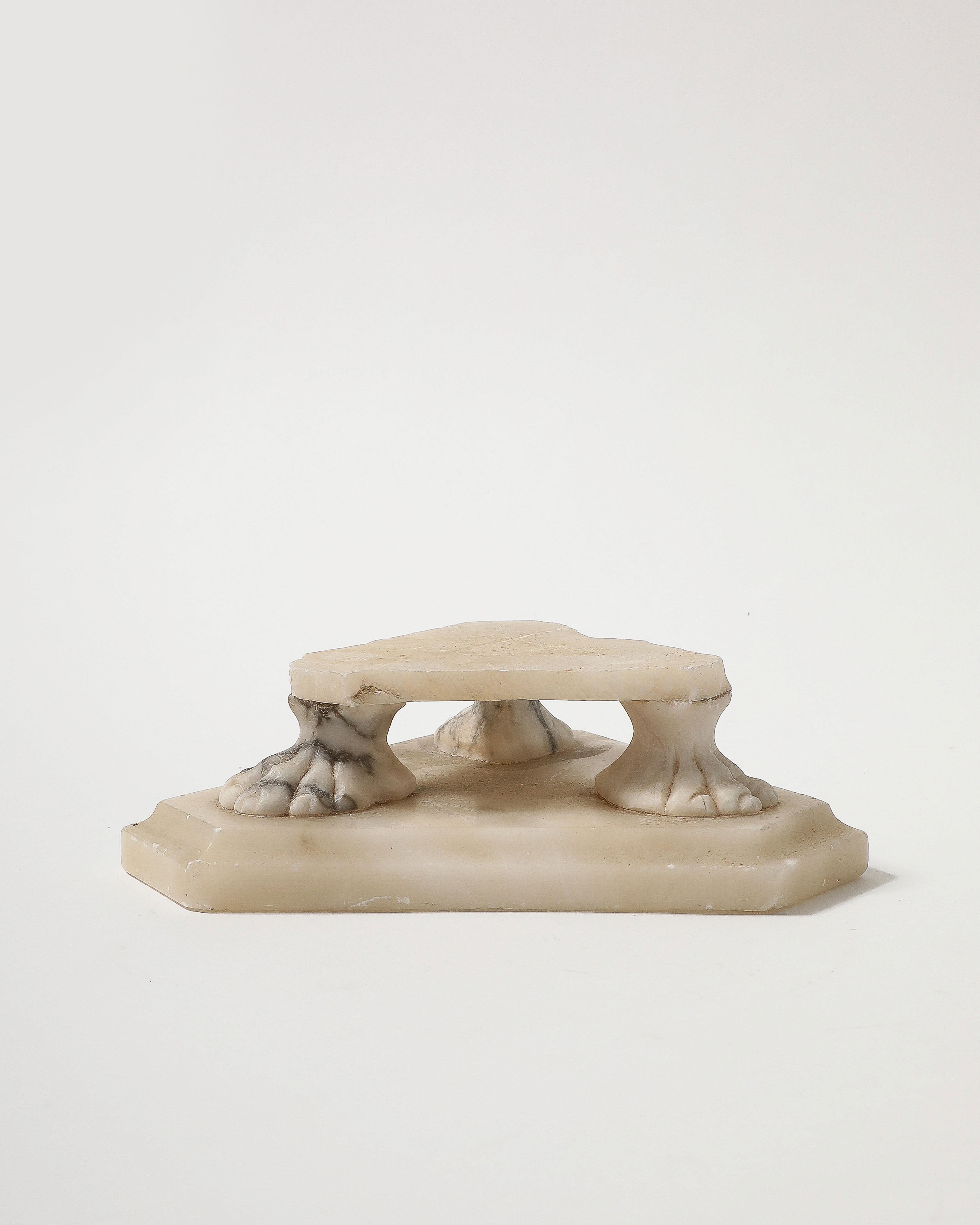 Geschnitzter Marmorsockel mit Löwentatzenmotiv (Stein) im Angebot