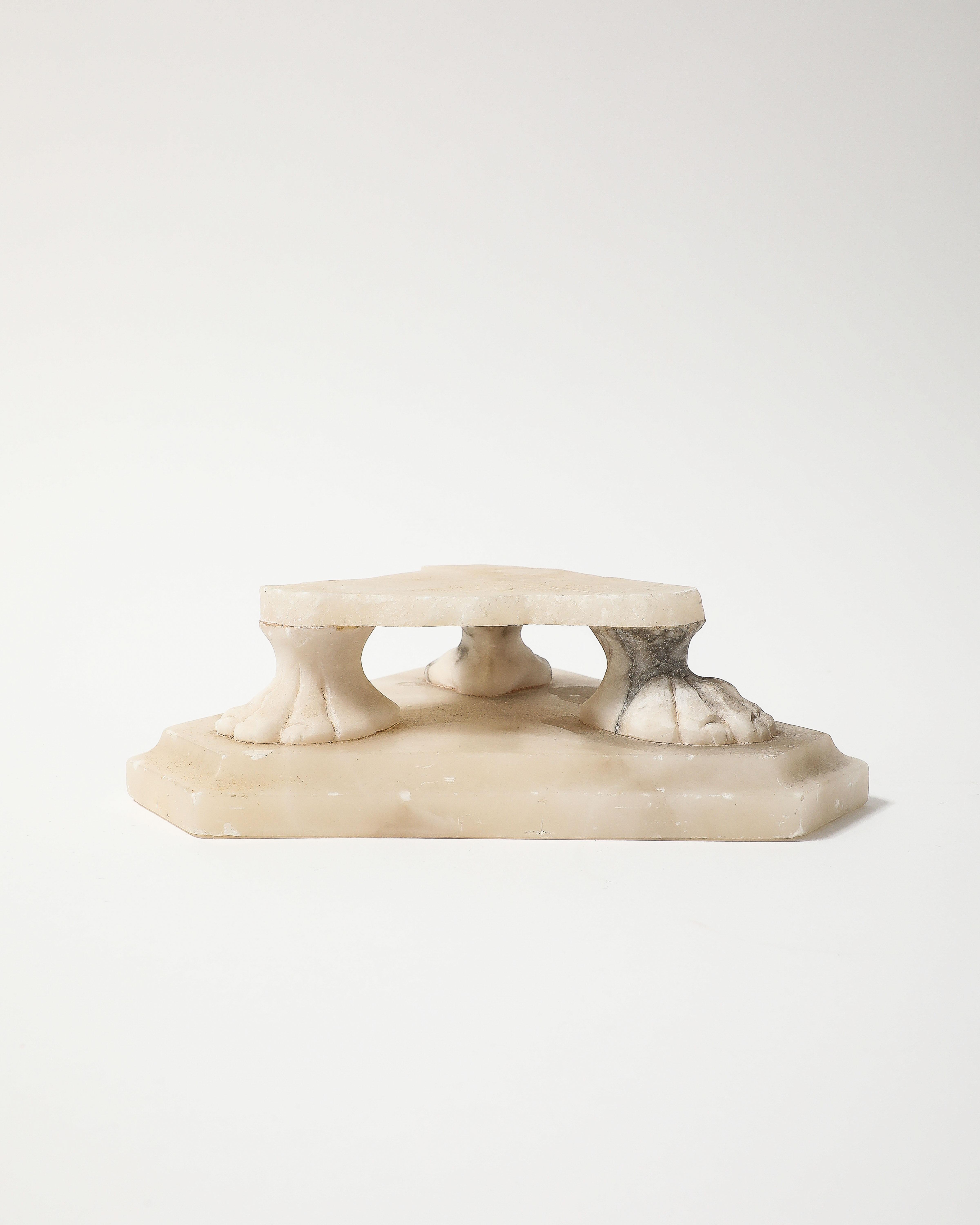 Geschnitzter Marmorsockel mit Löwentatzenmotiv im Angebot 2