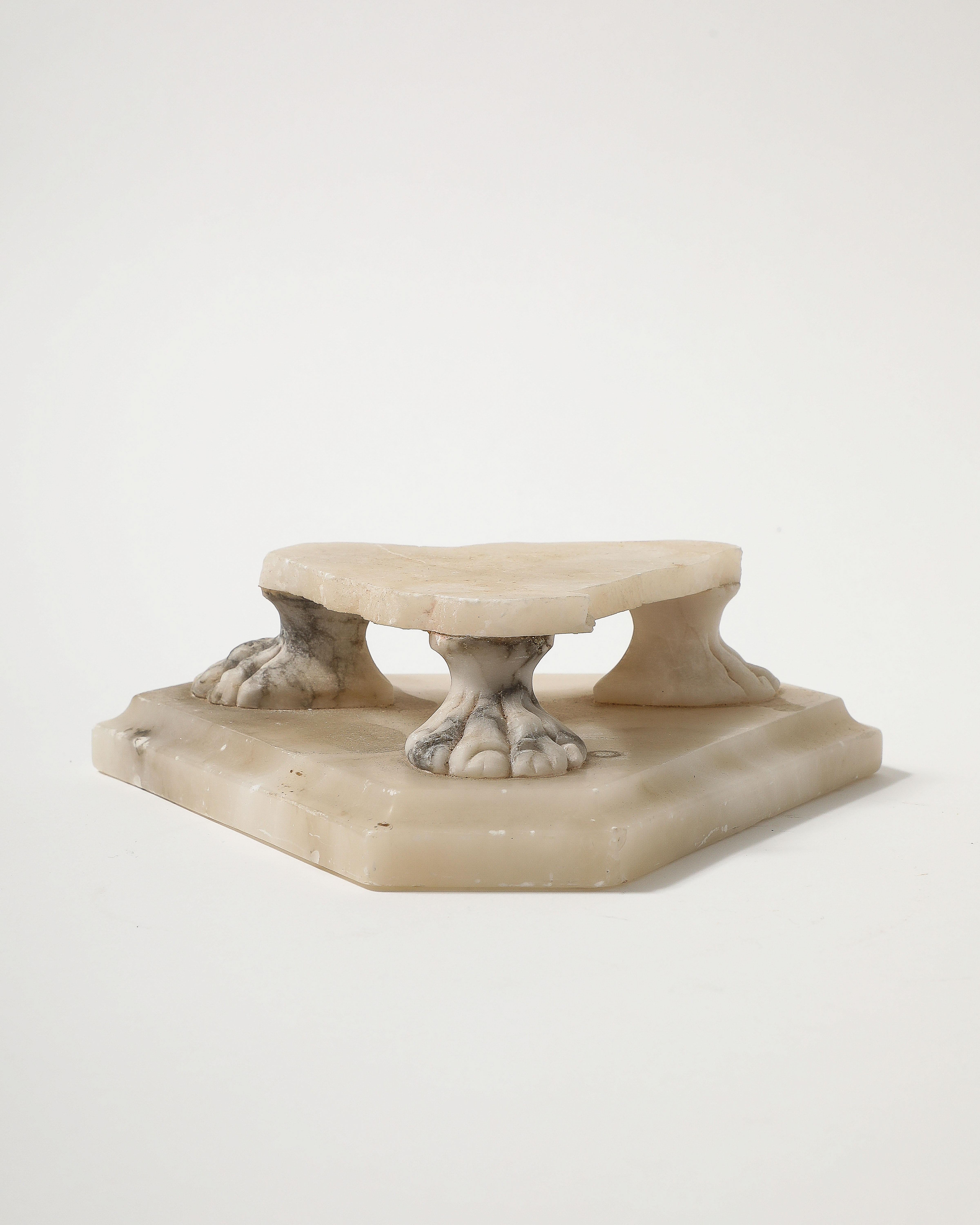 Geschnitzter Marmorsockel mit Löwentatzenmotiv im Angebot 4