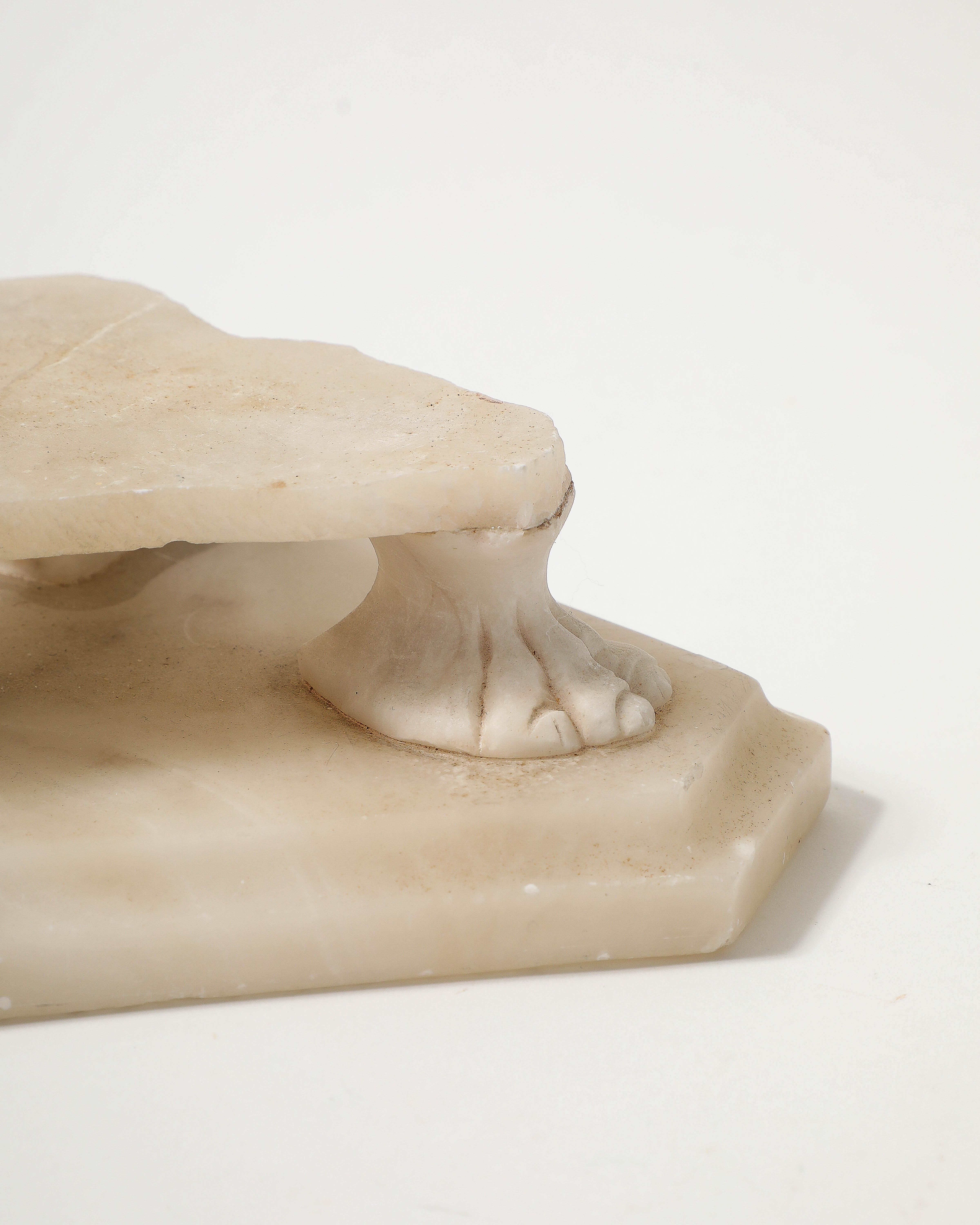 Geschnitzter Marmorsockel mit Löwentatzenmotiv im Angebot 5