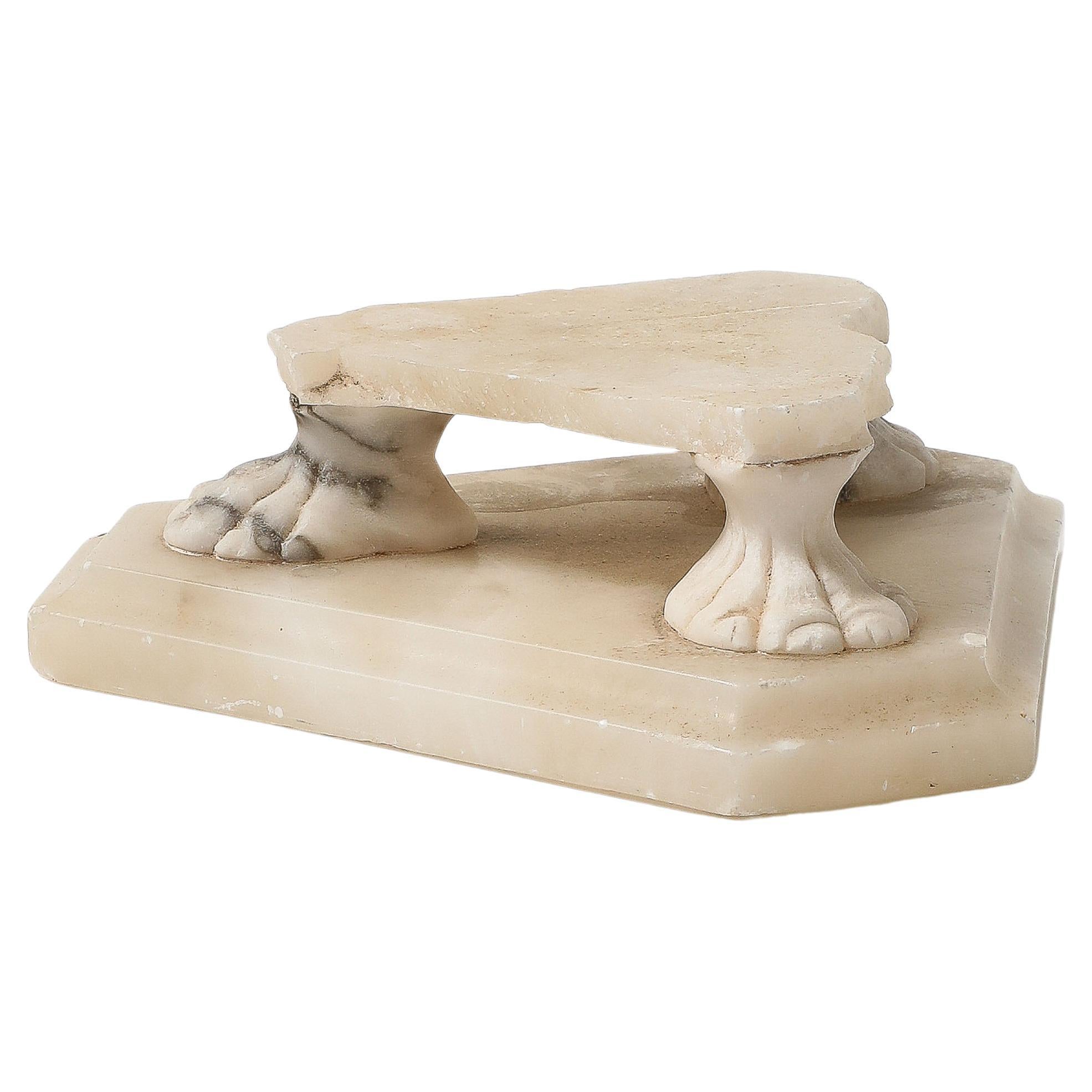 Plinto di marmo intagliato con motivo a zampa di leone