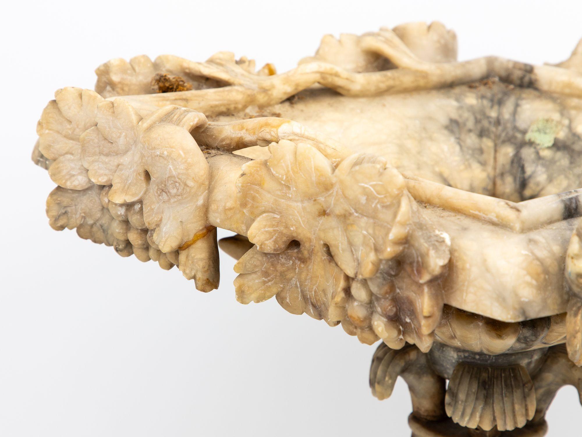 Urne néoclassique en forme de marbre sculpté, Italie 19ème siècle en vente 4