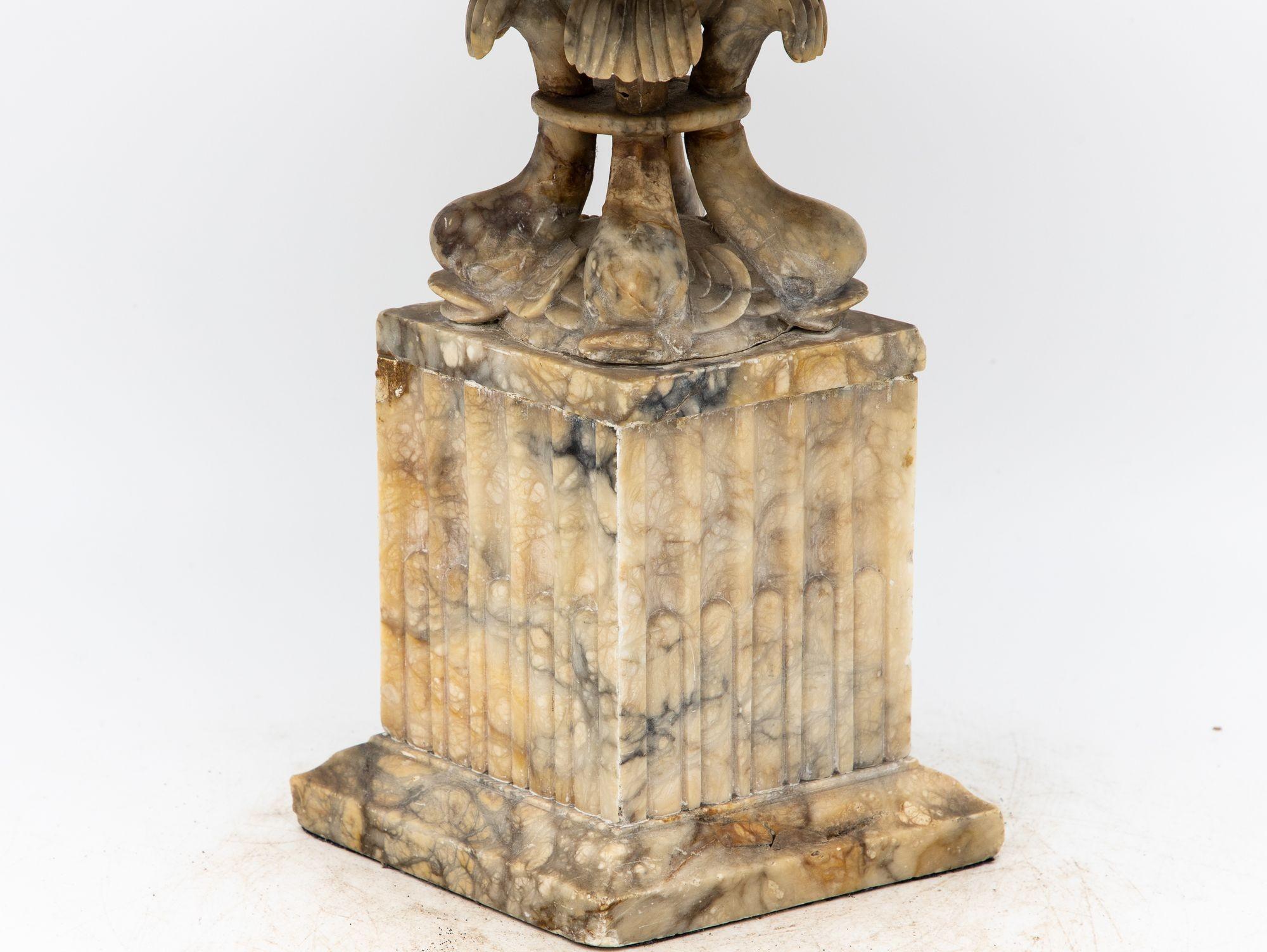 Urne néoclassique en forme de marbre sculpté, Italie 19ème siècle en vente 5