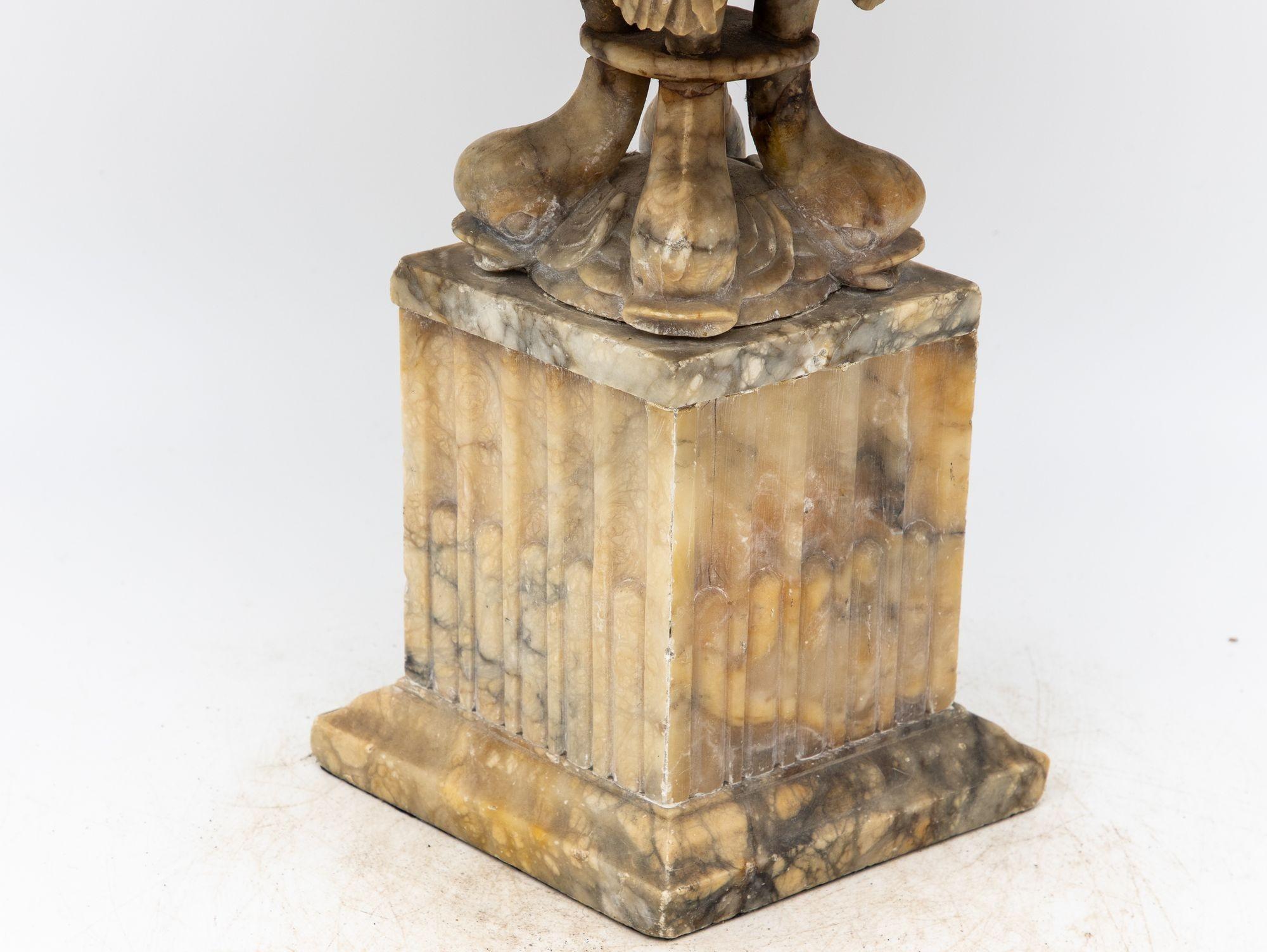Urne néoclassique en forme de marbre sculpté, Italie 19ème siècle en vente 6