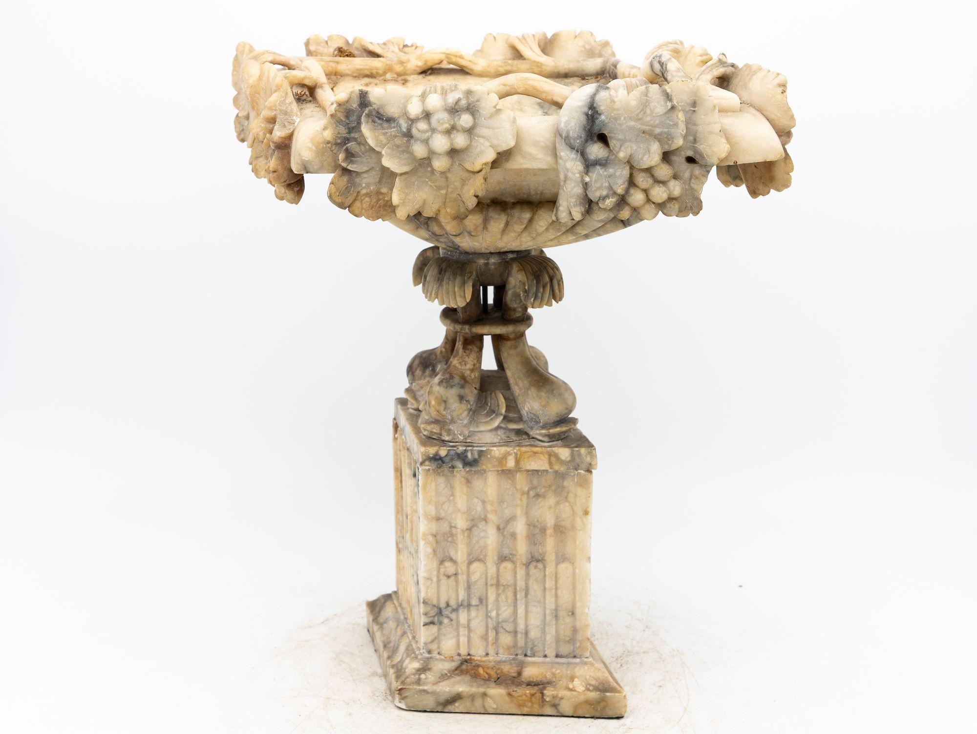 Urne néoclassique en forme de marbre sculpté, Italie 19ème siècle en vente 7