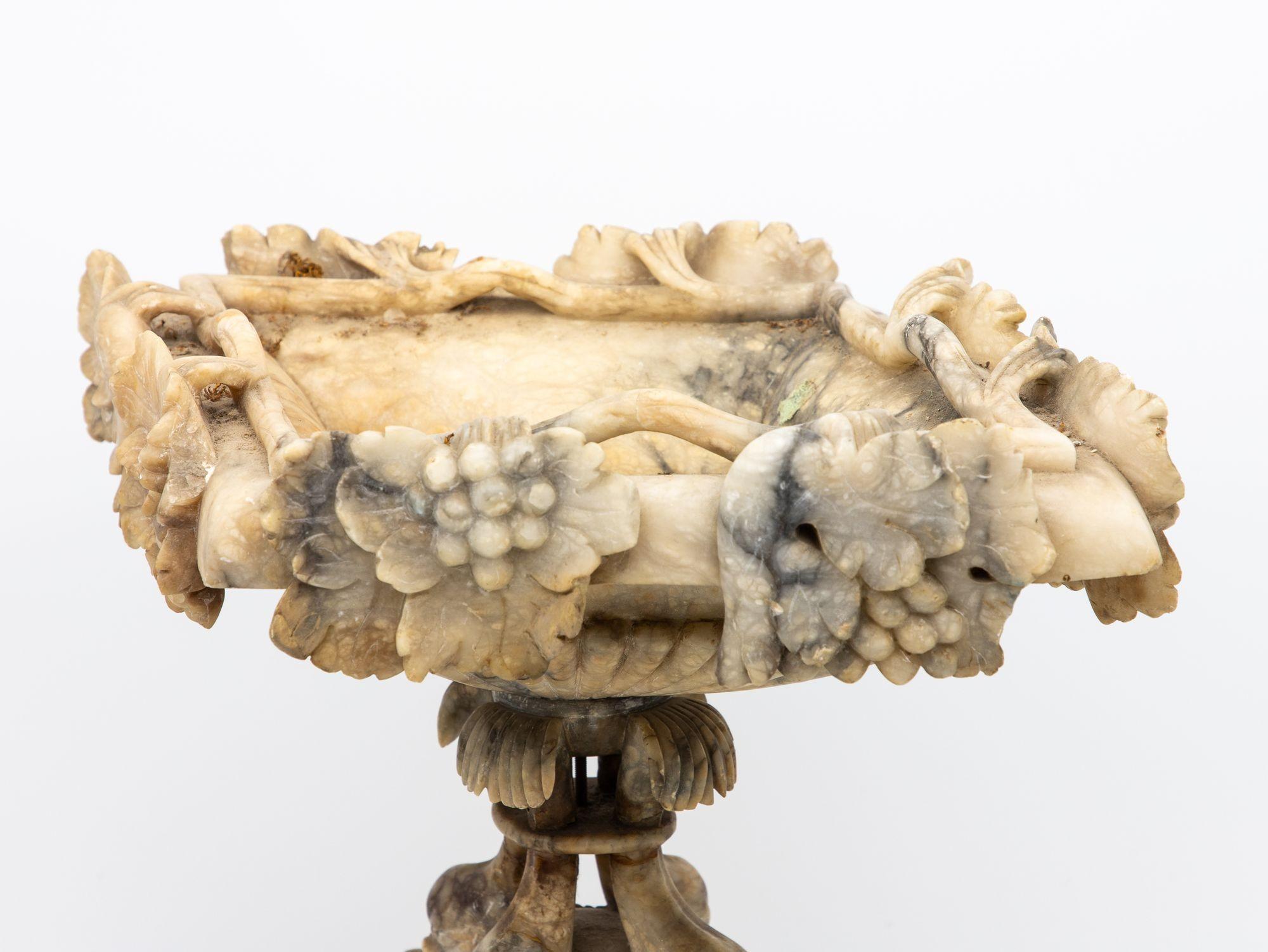Urne néoclassique en forme de marbre sculpté, Italie 19ème siècle en vente 8