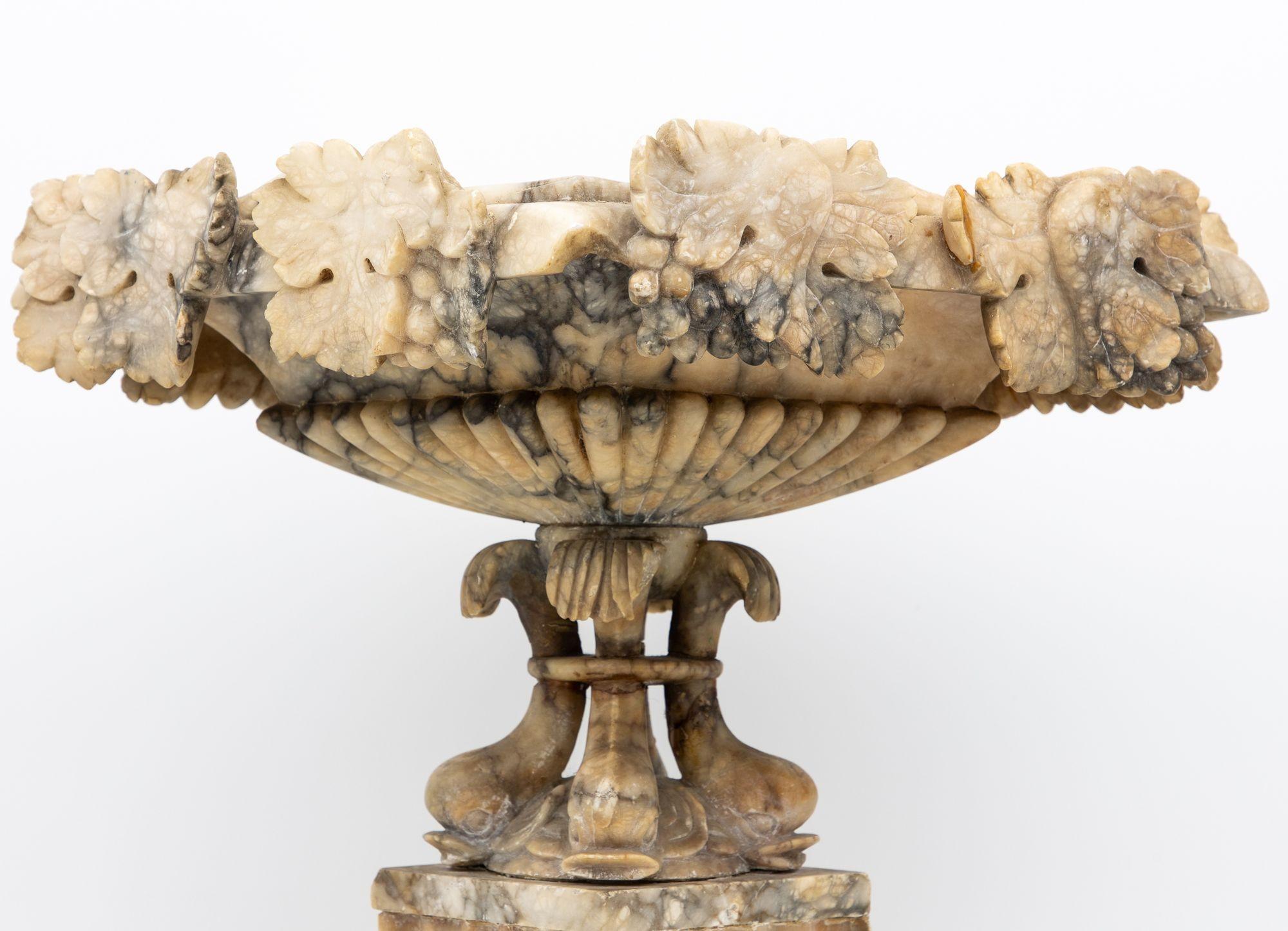 italien Urne néoclassique en forme de marbre sculpté, Italie 19ème siècle en vente