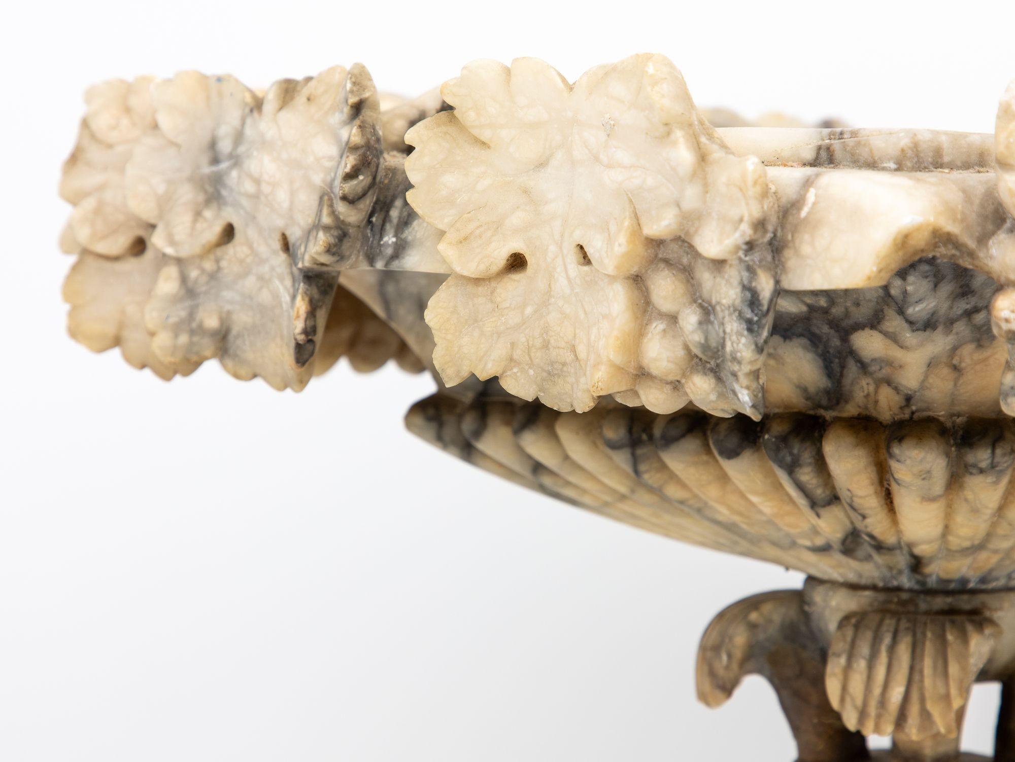 Urne néoclassique en forme de marbre sculpté, Italie 19ème siècle Bon état - En vente à South Salem, NY