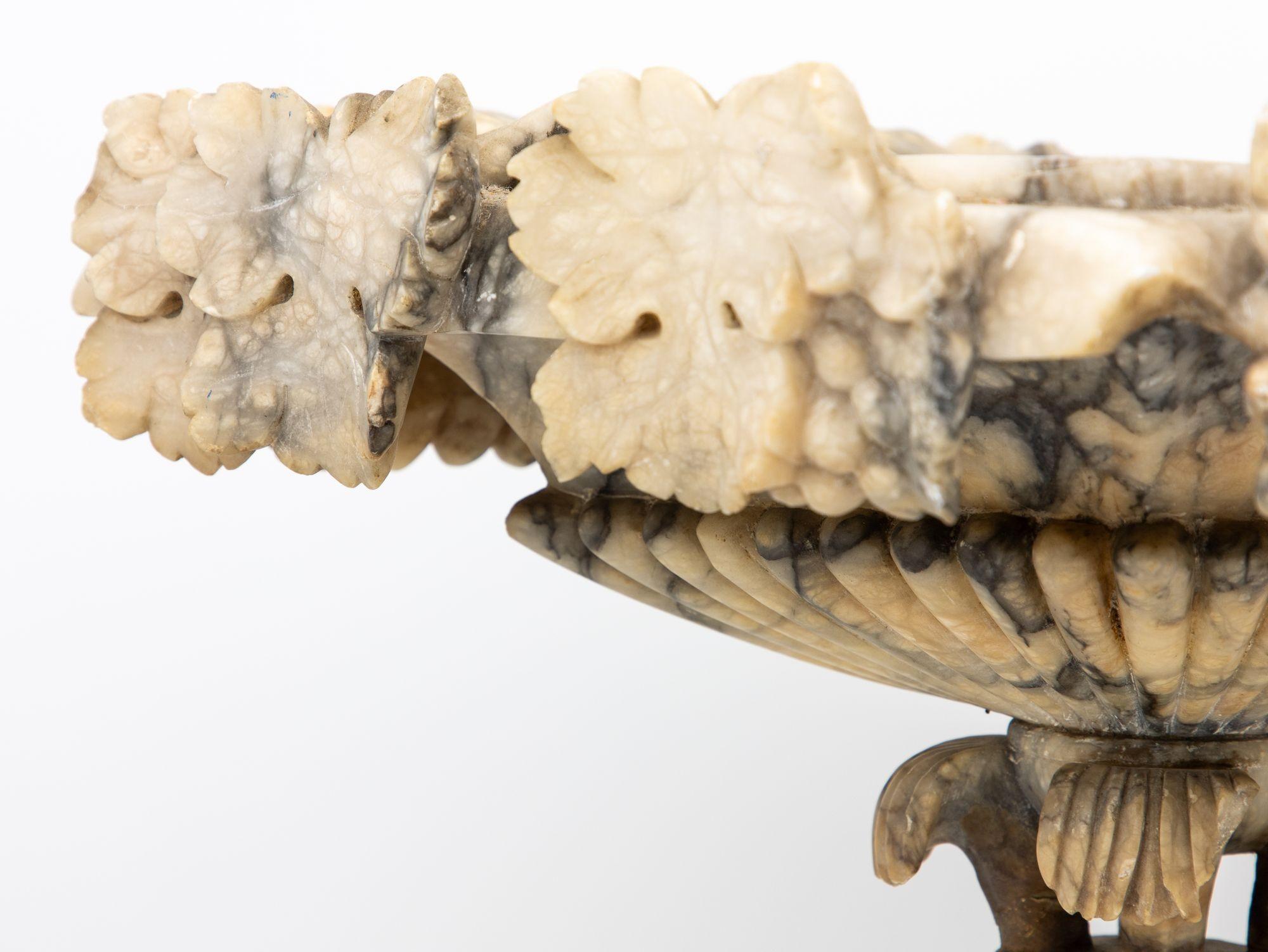 XIXe siècle Urne néoclassique en forme de marbre sculpté, Italie 19ème siècle en vente