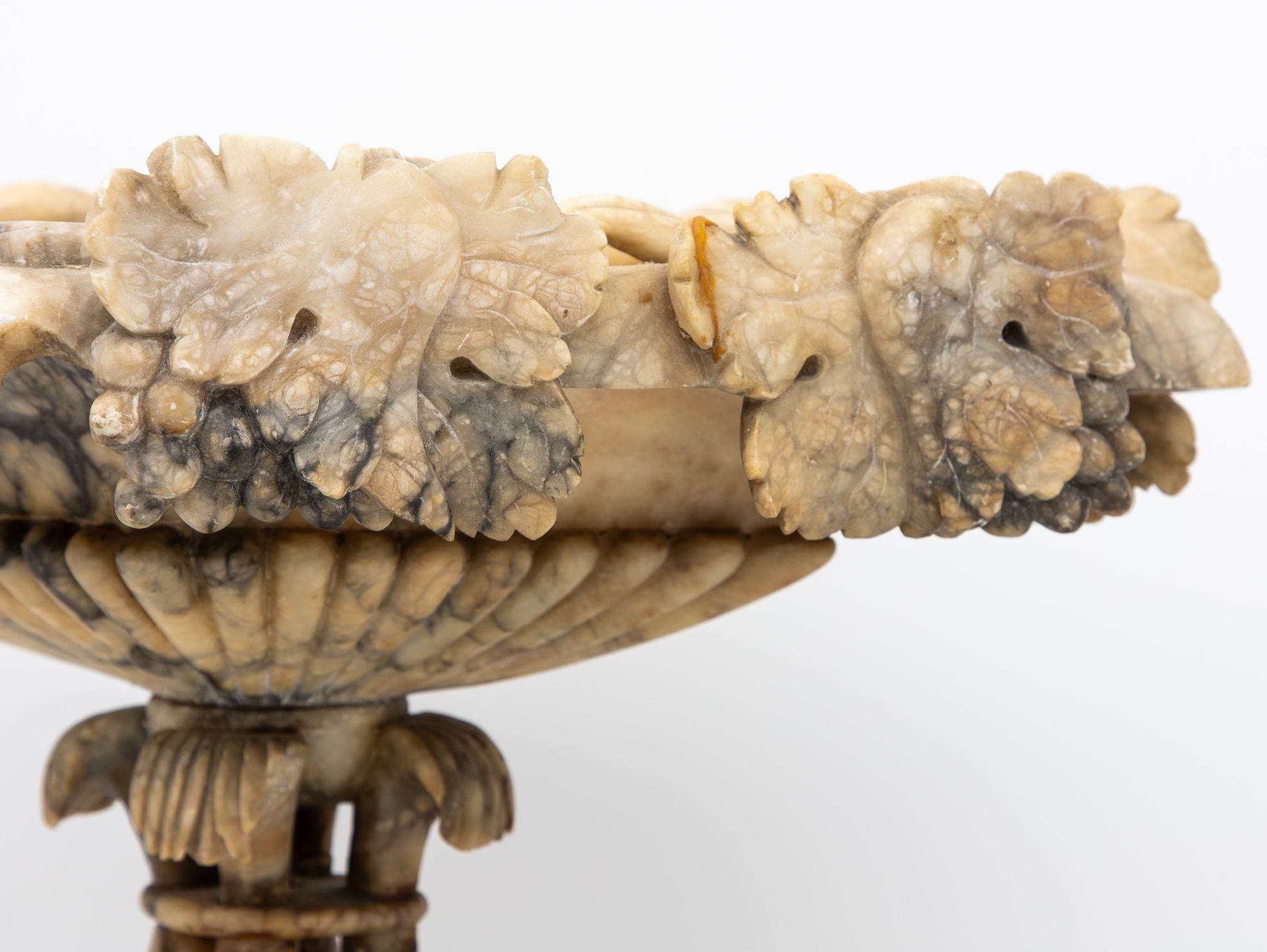 Marbre Urne néoclassique en forme de marbre sculpté, Italie 19ème siècle en vente