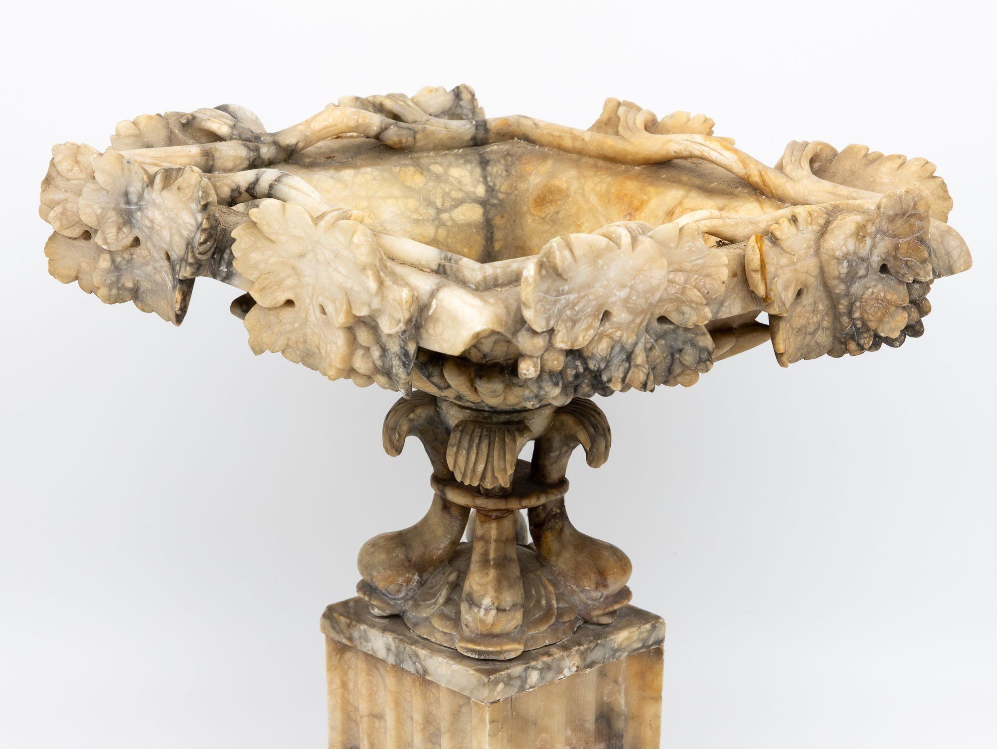 Urne néoclassique en forme de marbre sculpté, Italie 19ème siècle en vente 1