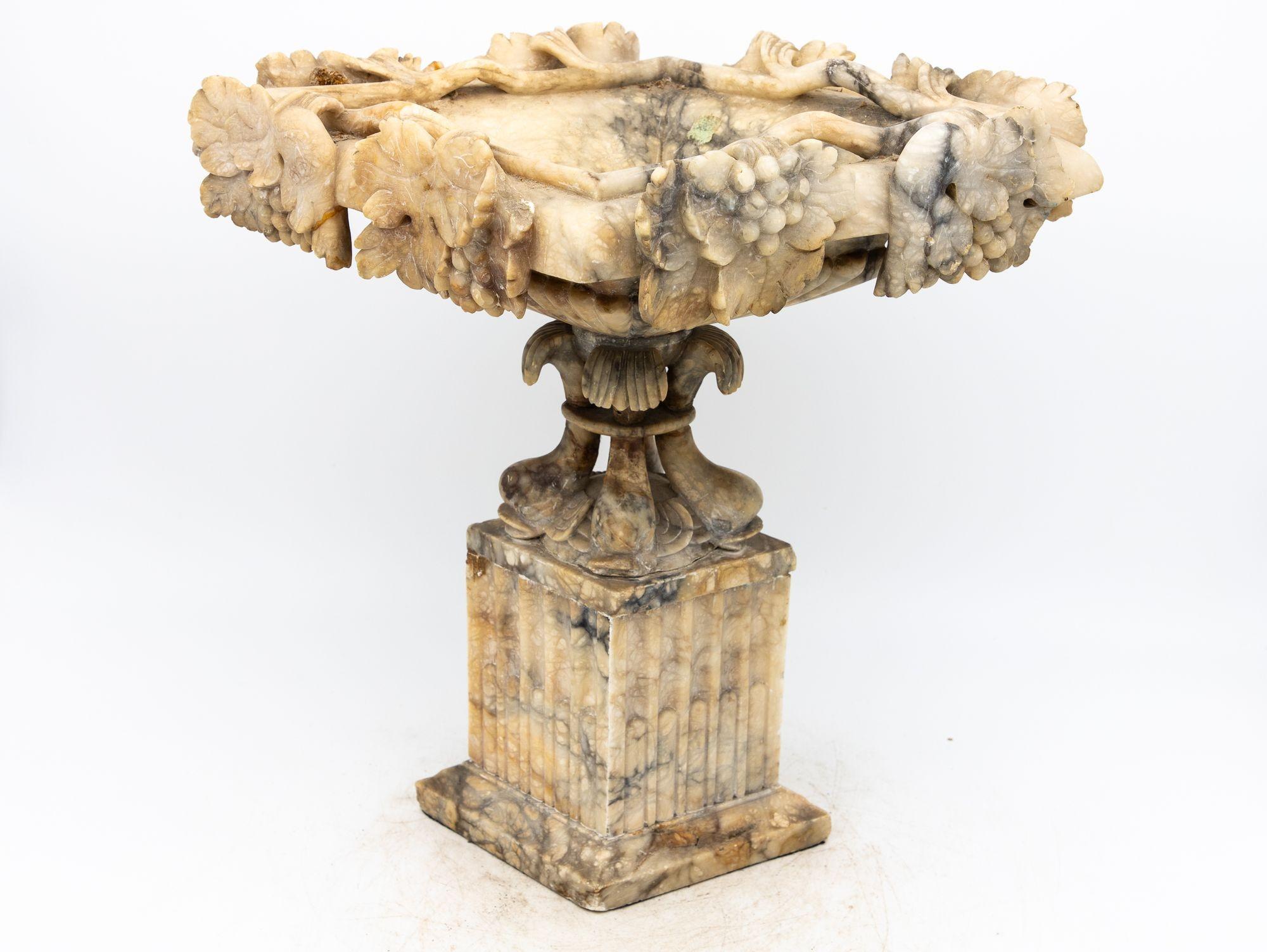 Urne néoclassique en forme de marbre sculpté, Italie 19ème siècle en vente 2