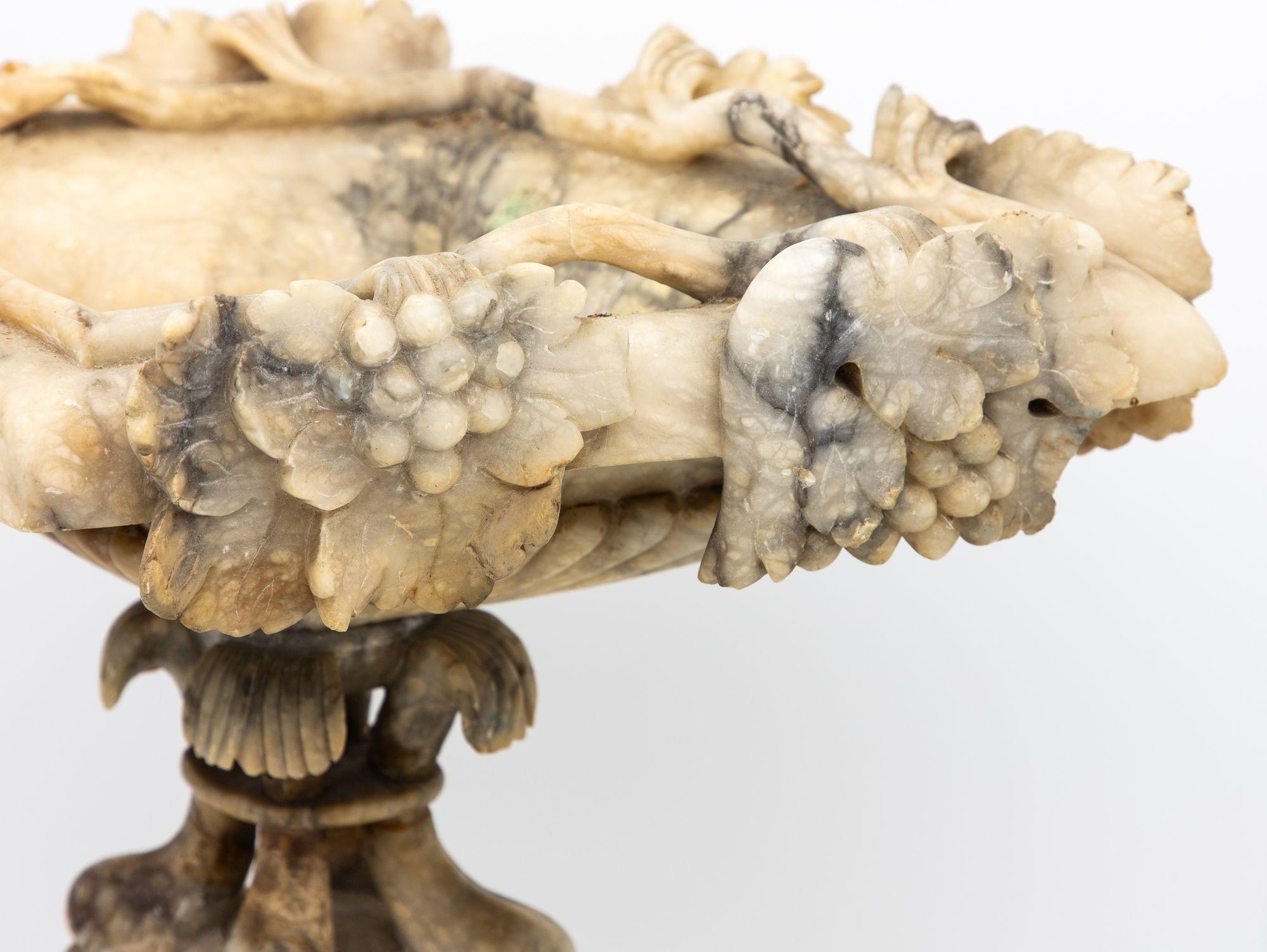 Urne néoclassique en forme de marbre sculpté, Italie 19ème siècle en vente 3
