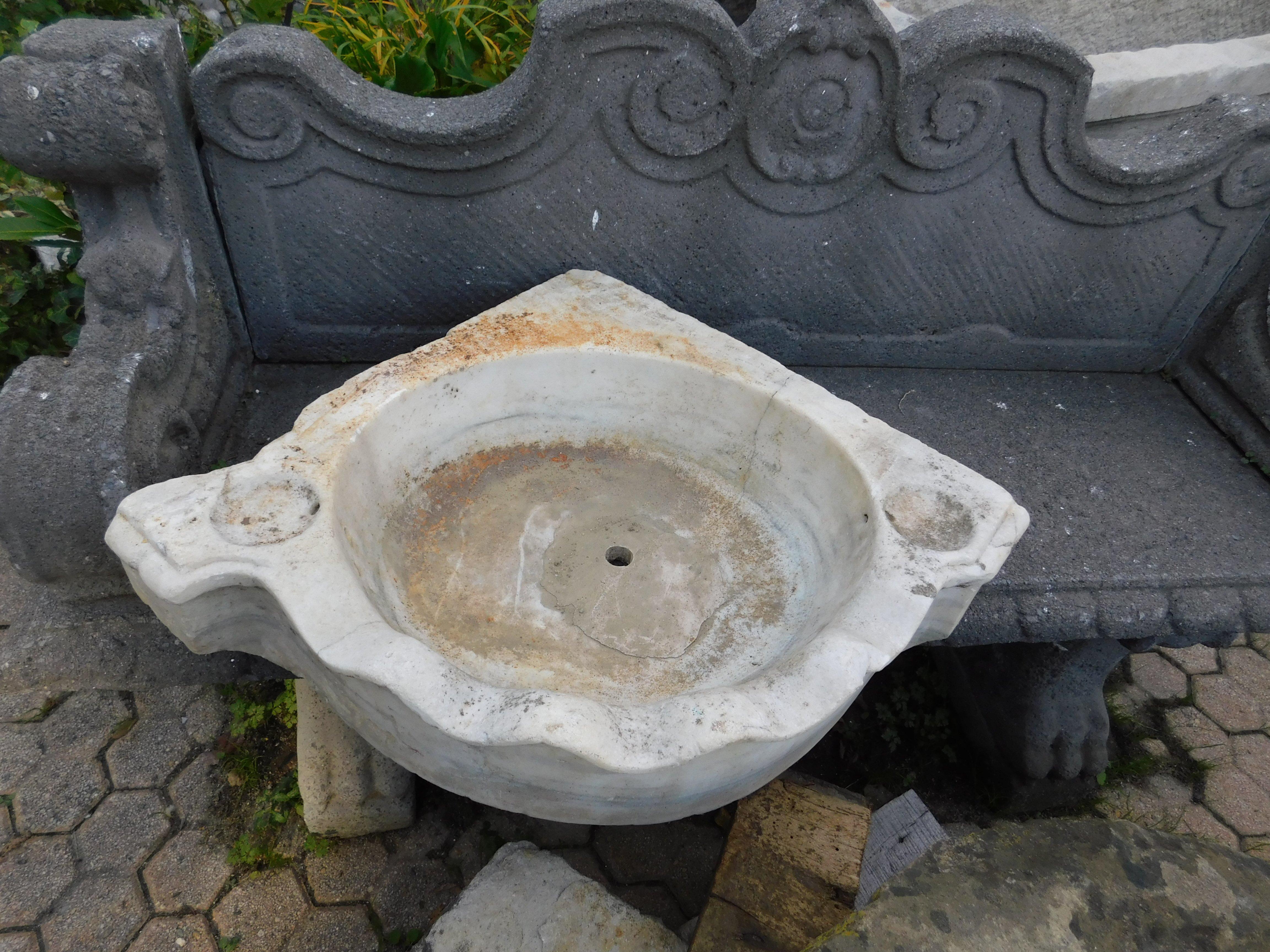 Ancient small bathtub, washbasin in white Carrara marble, hand-sculpted with shells, built to be placed in a corner, built in Italy in the 19th century, cm w 70 x H 14 x D 54
