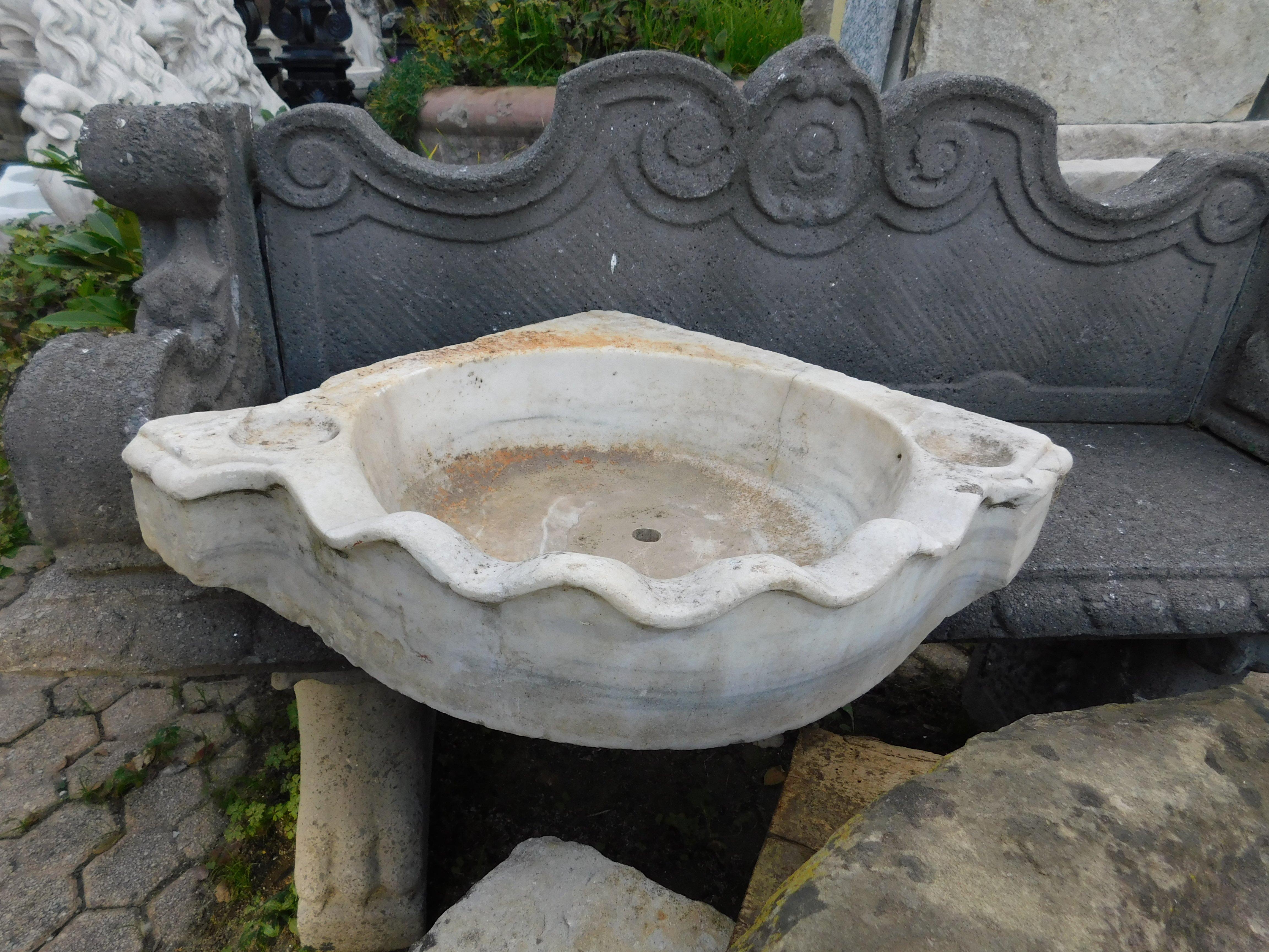 Carved marble sink basin, corner, Italy In Good Condition For Sale In Cuneo, Italy (CN)