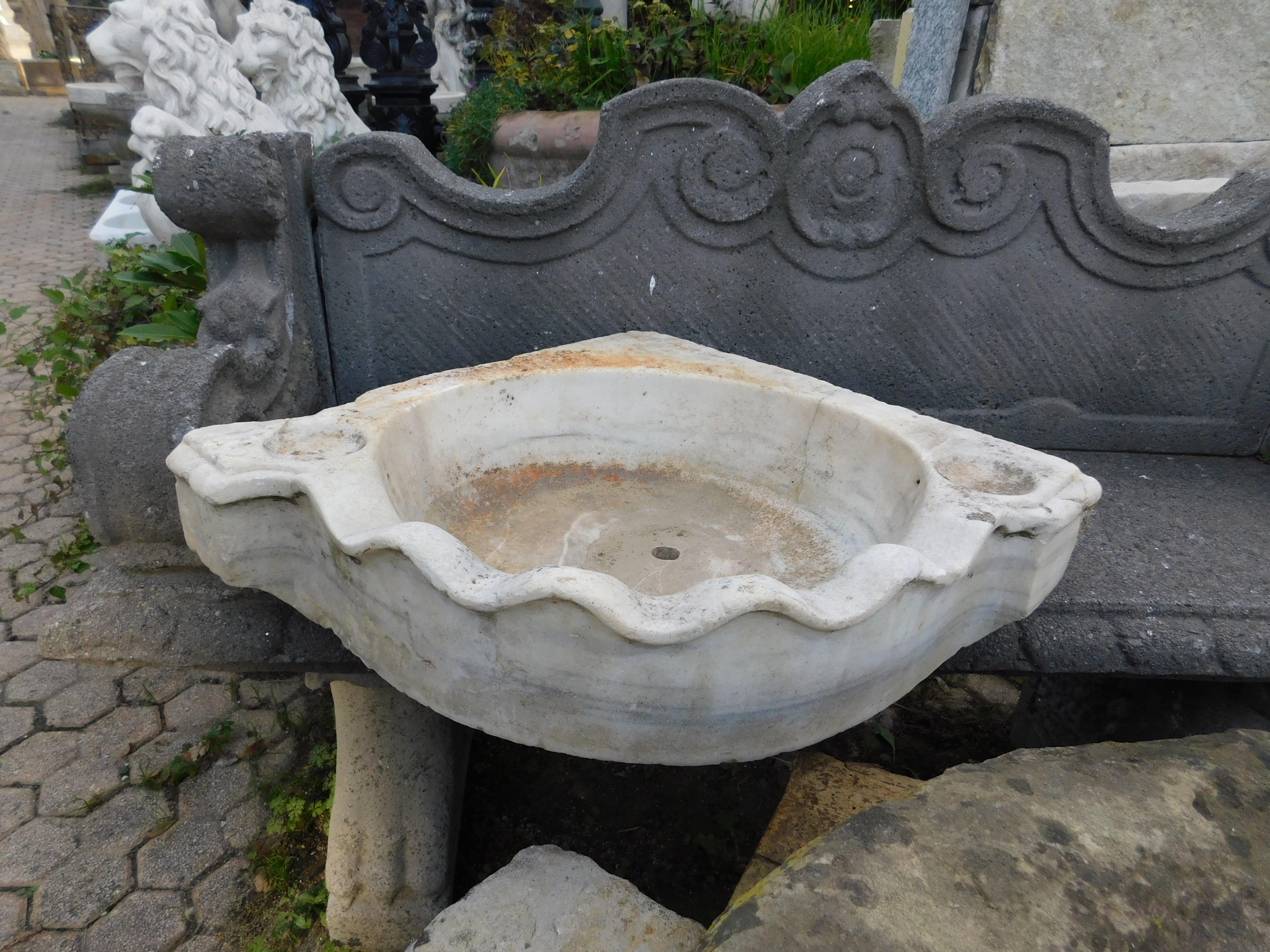 XIXe siècle Vasque d'évier en marbre sculpté, angle, Italie en vente