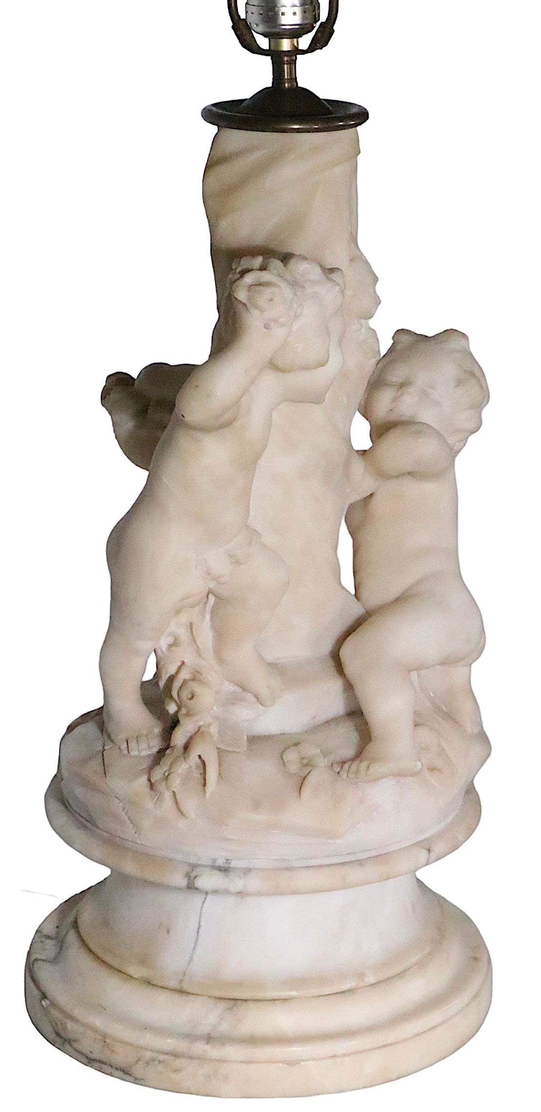 20ième siècle Lampe de table en marbre sculpté avec des figures de Cupidon fabriquée en Italie signée Corsi  en vente