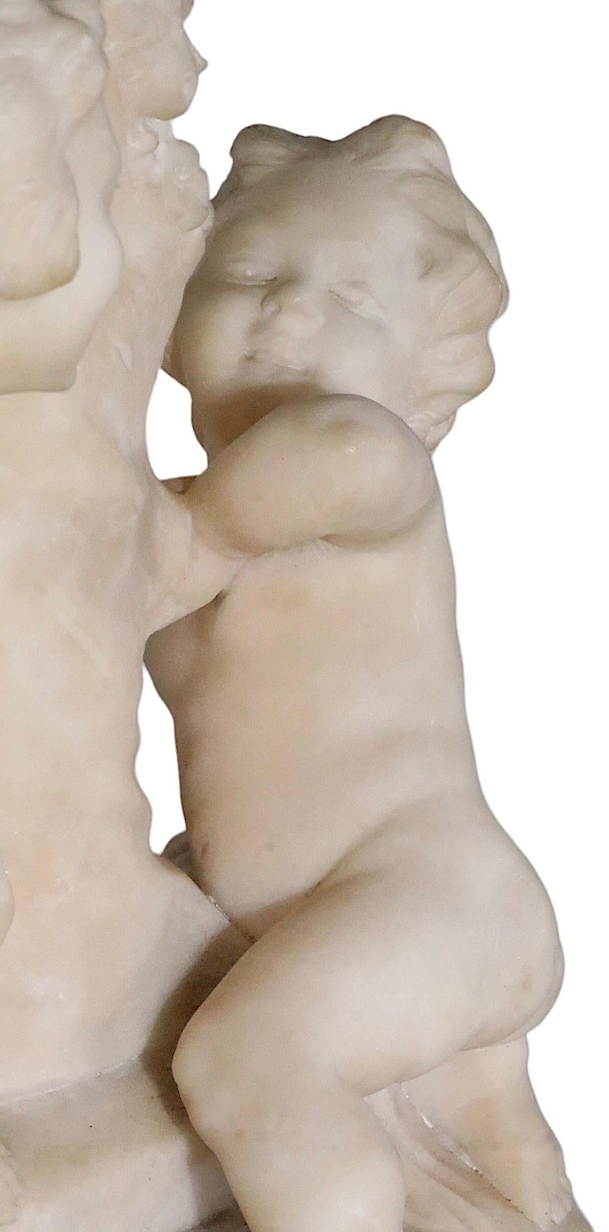 Marbre Lampe de table en marbre sculpté avec des figures de Cupidon fabriquée en Italie signée Corsi  en vente