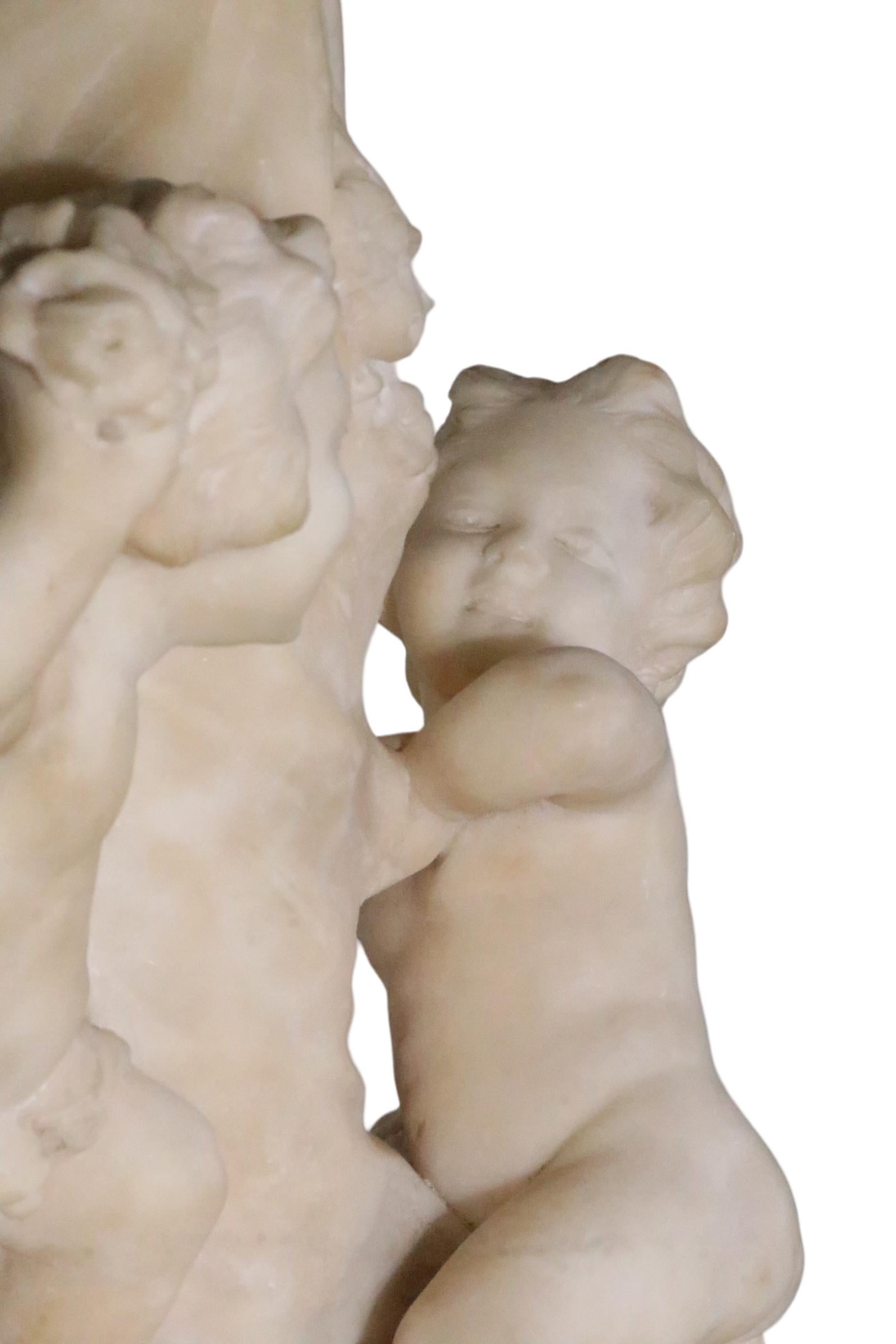 Lampe de table en marbre sculpté avec des figures de Cupidon fabriquée en Italie signée Corsi  en vente 1