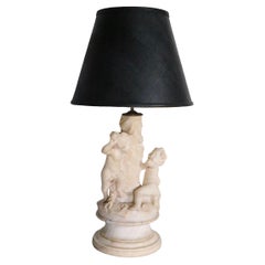 Lampe de table en marbre sculpté avec des figures de Cupidon fabriquée en Italie signée Corsi 