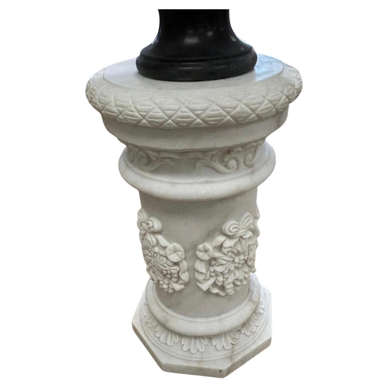 Il piedistallo in marmo intagliato in stile vittoriano è un pezzo elegante e senza tempo, ispirato agli elementi di design dell'epoca vittoriana. Sapientemente realizzato a mano in marmo pregiato, questo piedistallo presenta intricati intagli, con