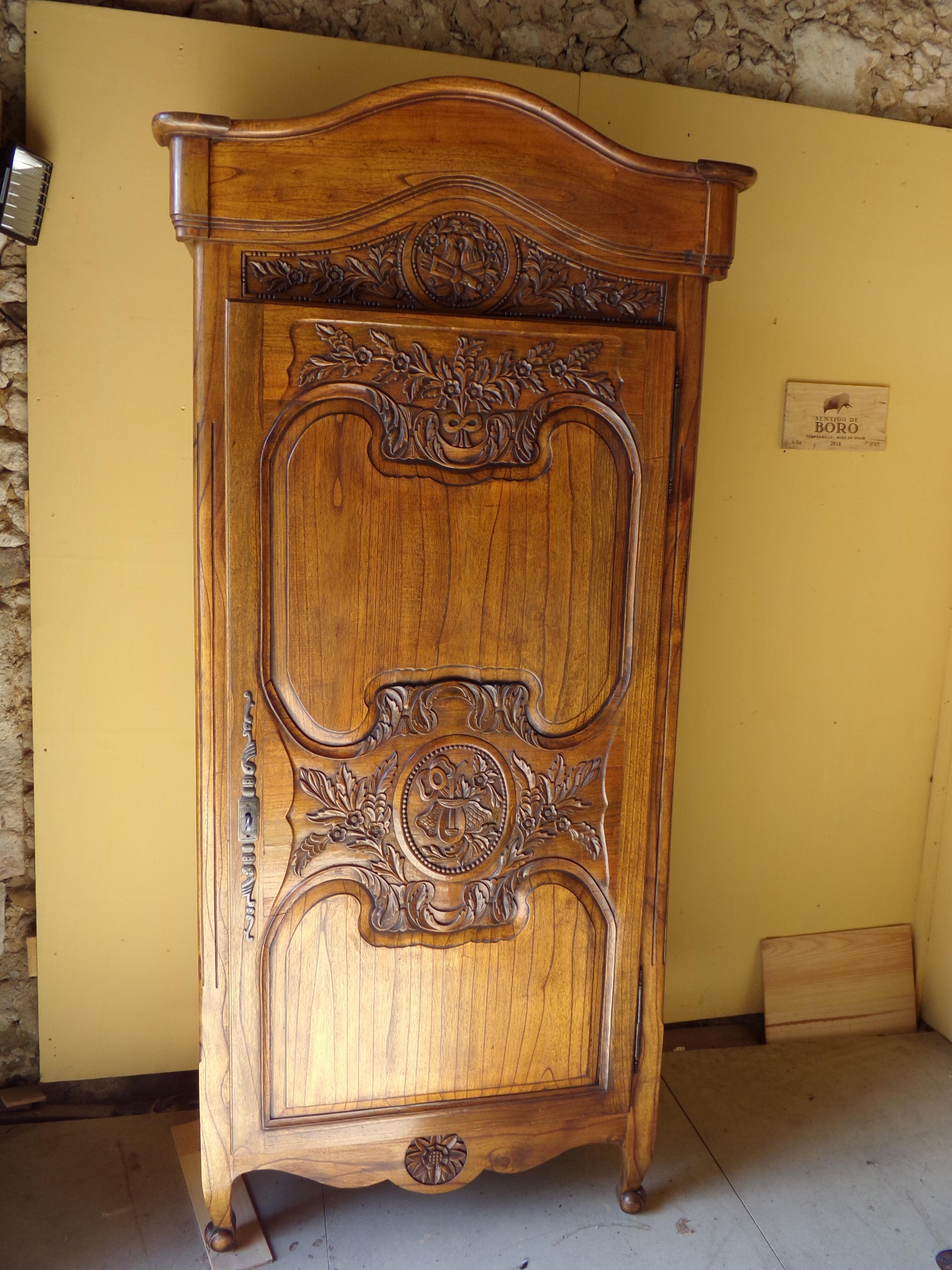 A beautiful and rare single door Fruitwood Bonnetiere/ Armoire circa 1850 in fine original condition.
Bonnetiere were used in the entrance hall to hold visitors hats, 