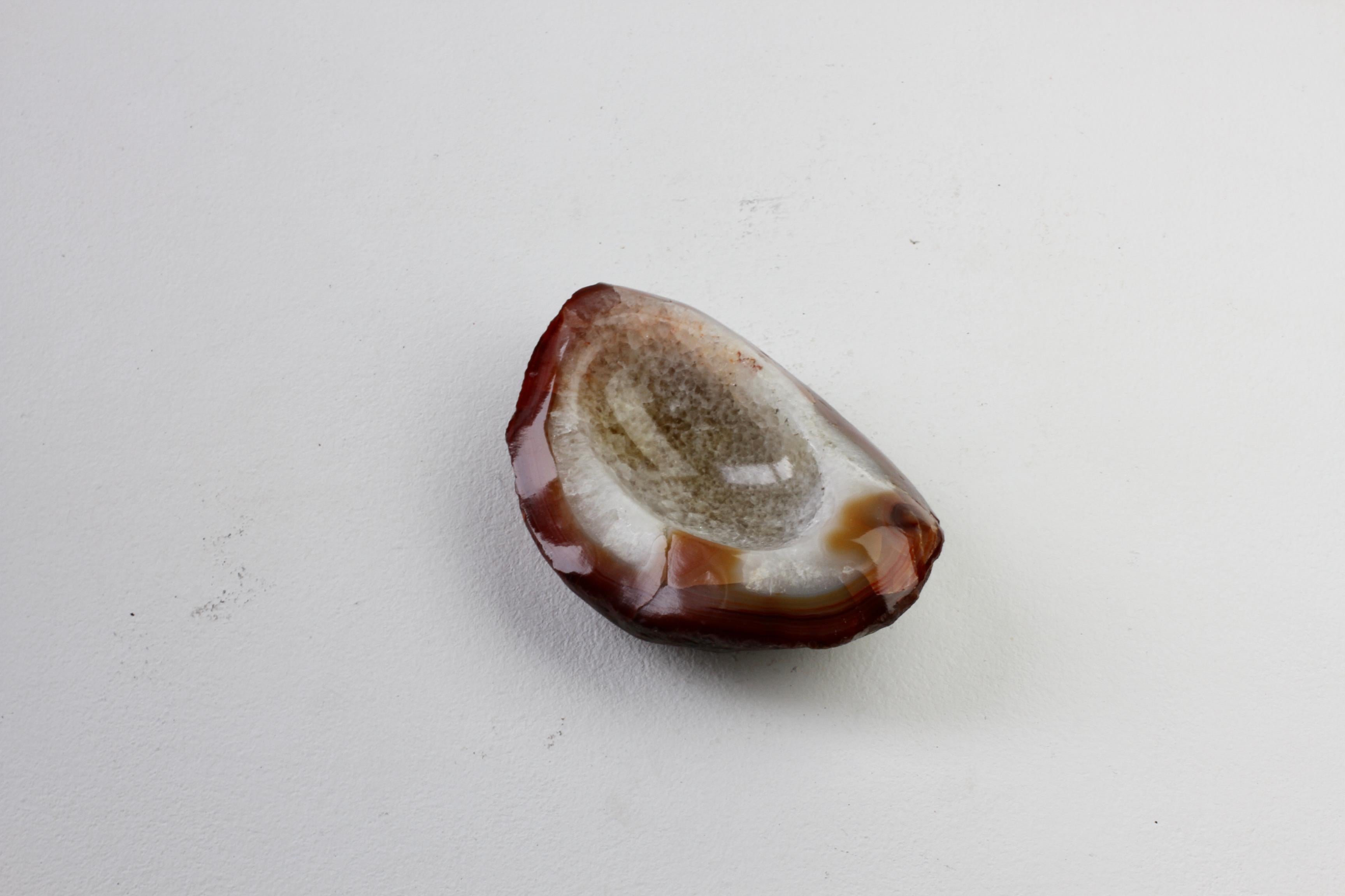 Geschnitzt Mitte des Jahrhunderts Brown Achat Crystal Stone Organic Dish, Vide-Poche oder Aschenbecher im Angebot 3