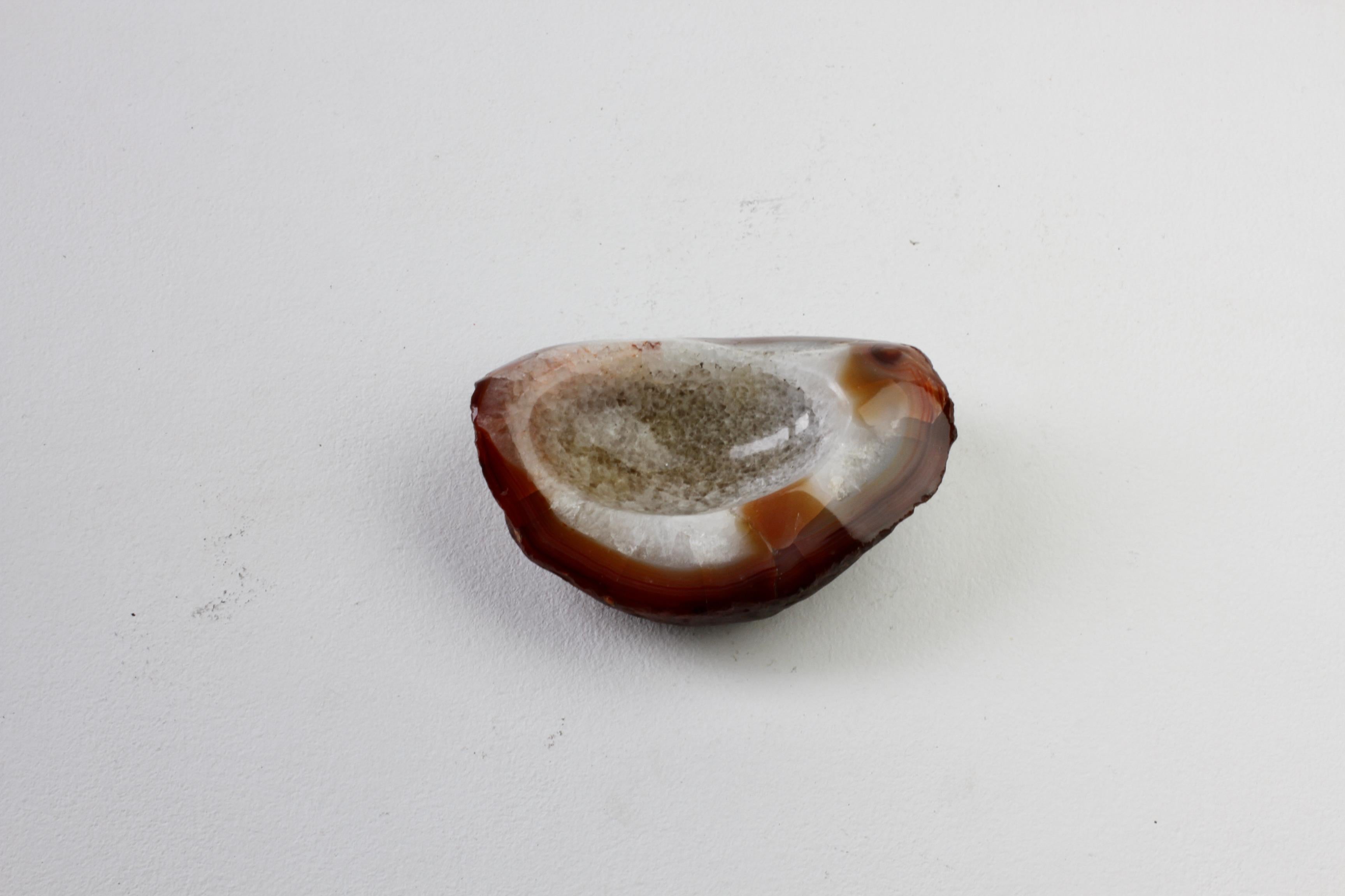 Geschnitzt Mitte des Jahrhunderts Brown Achat Crystal Stone Organic Dish, Vide-Poche oder Aschenbecher (Brasilianisch) im Angebot